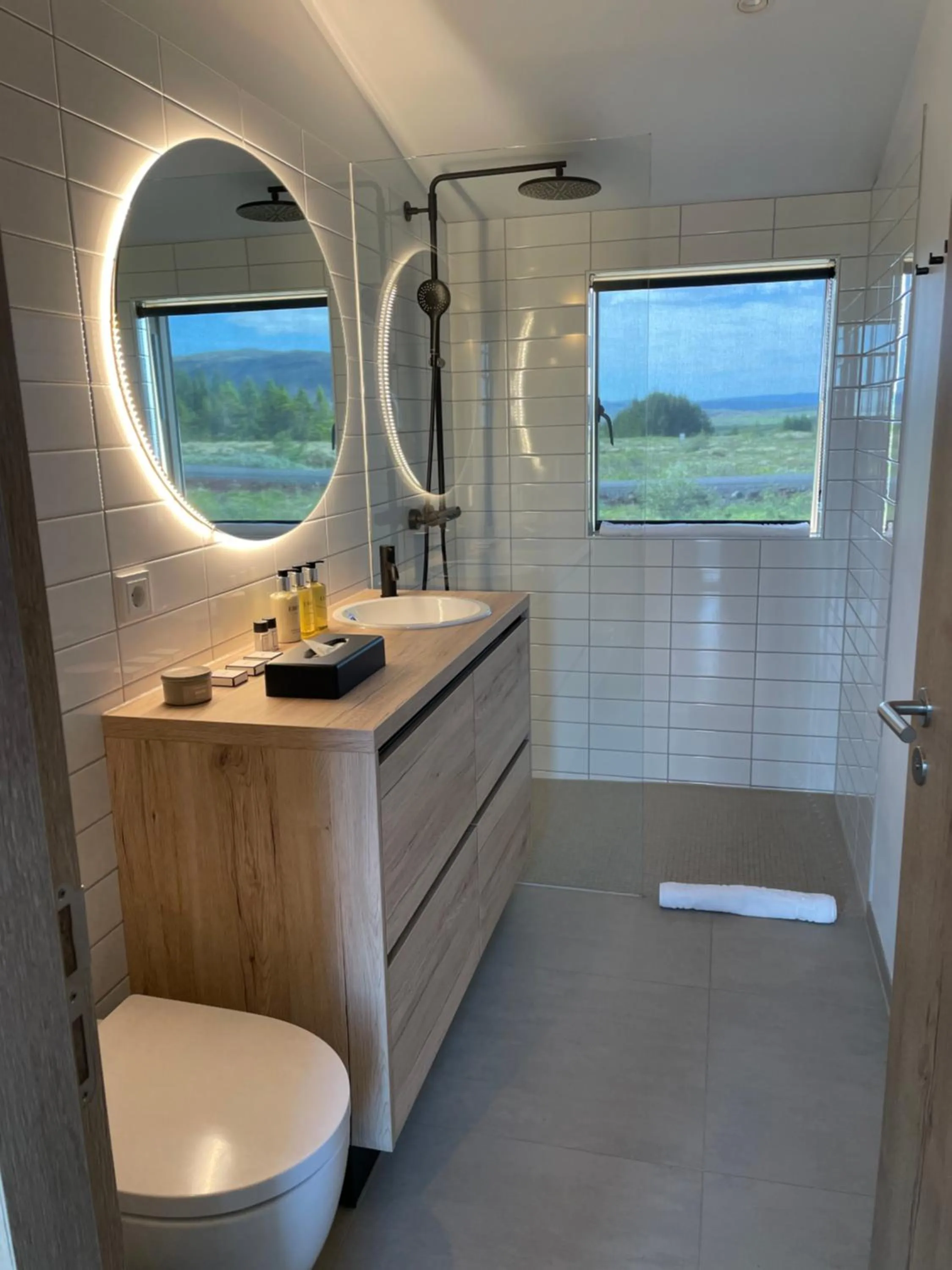 Bathroom in Kerbyggd: Luxury house and cottage in golden circle