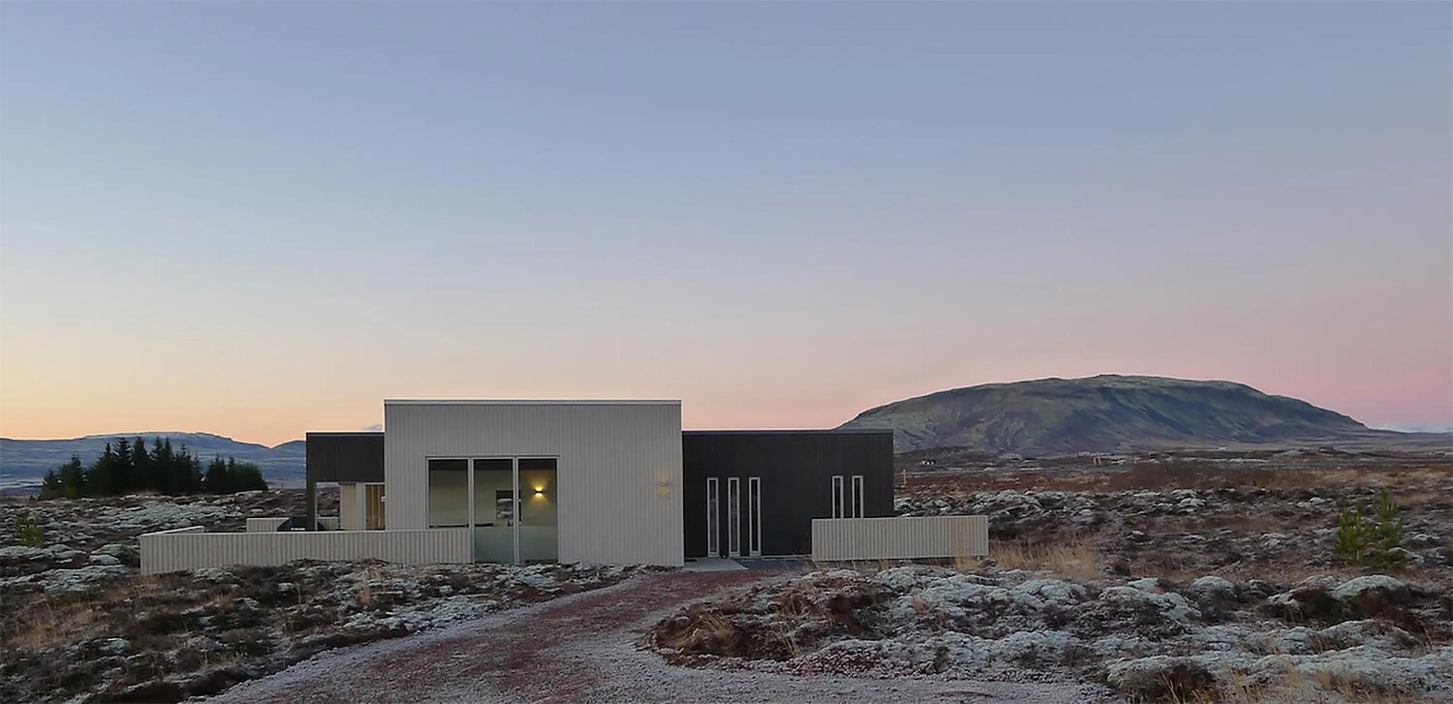 Sunset in Kerbyggd: Luxury house and cottage in golden circle
