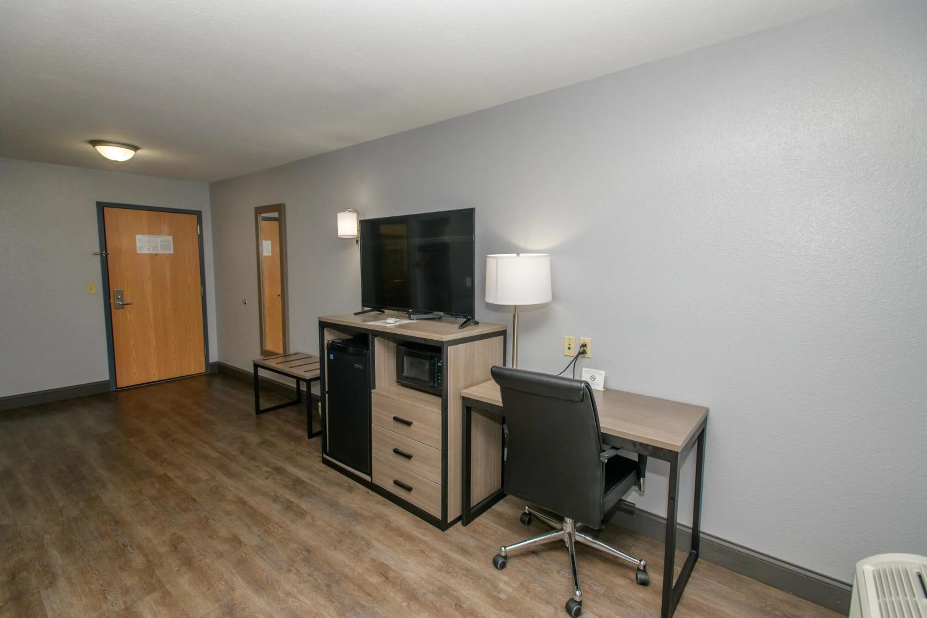 Bedroom in HomeTown Inn-Ringgold