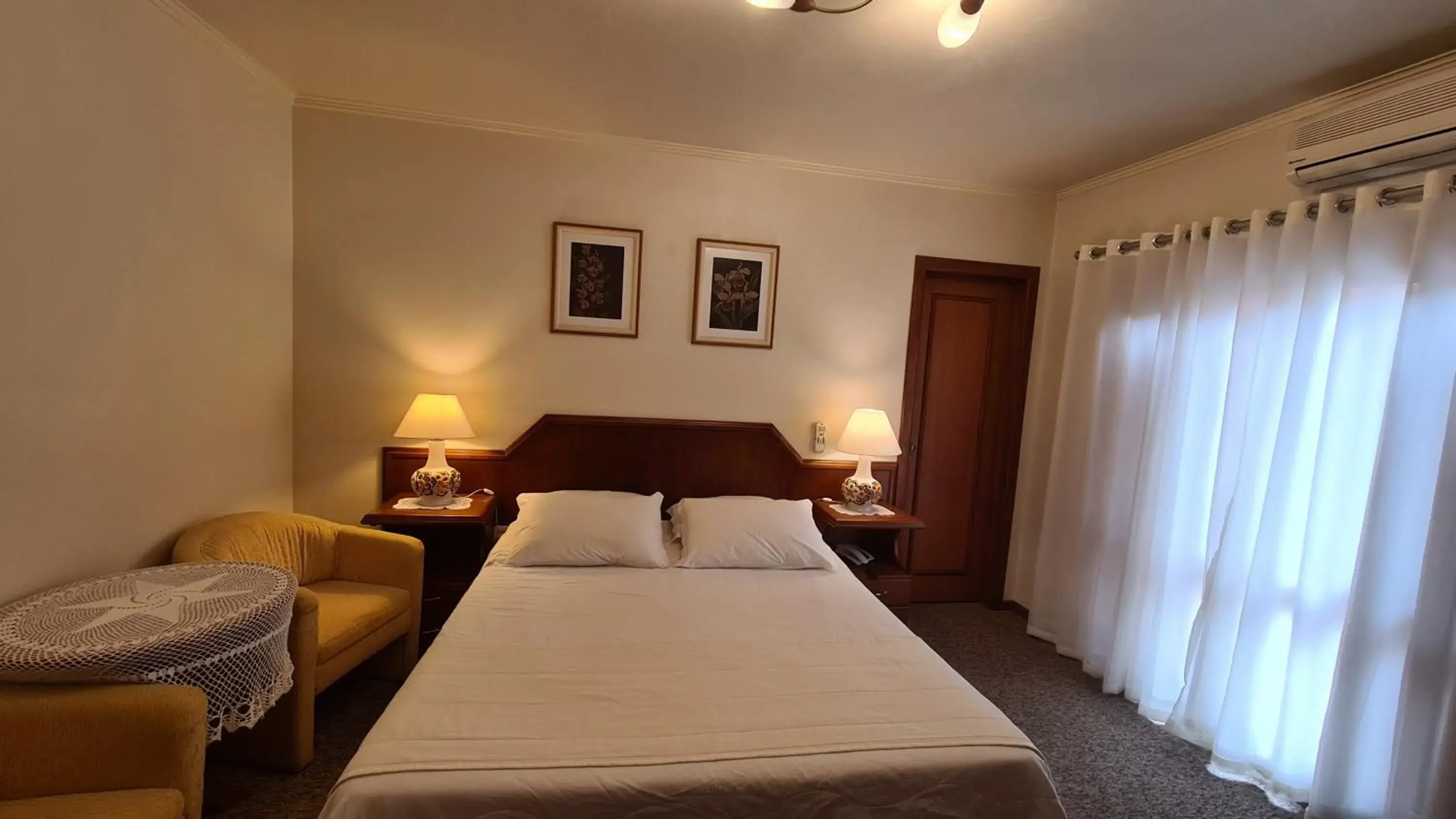 Deluxe Double Room with Bath in Hotel Azaleia Deluxe Double Room with Bath in Hotel Azaleia