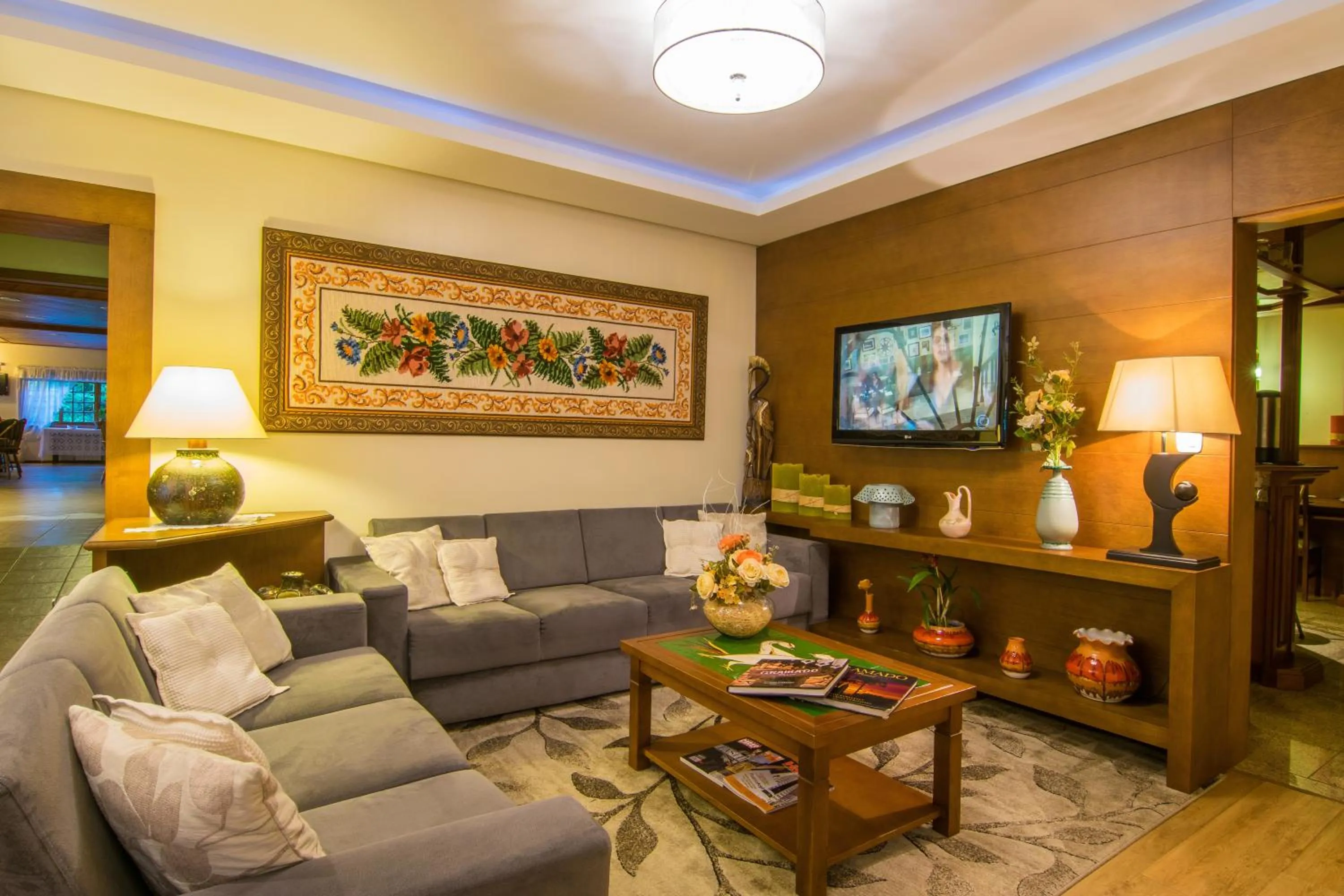 Communal lounge/ TV room in Hotel Azaleia