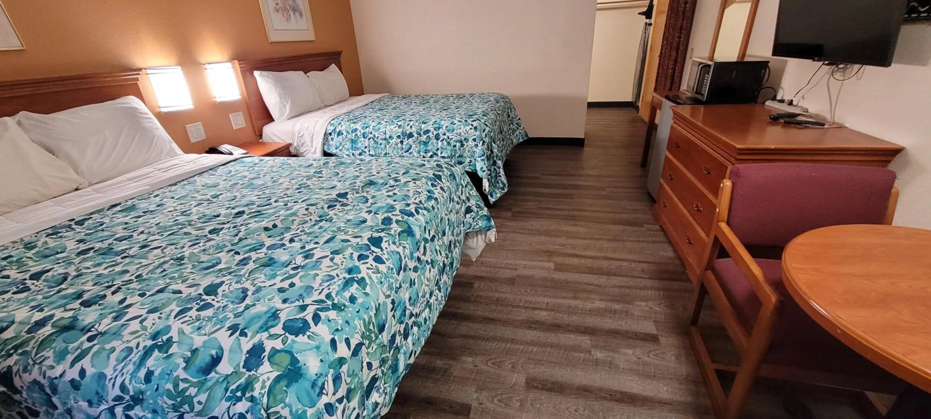 Bed in Harvey's Motel SDSU La Mesa San Diego