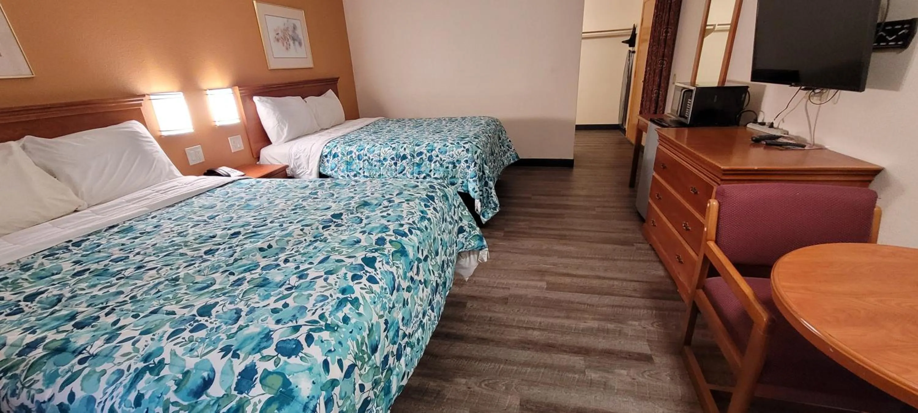 Bed in Harvey's Motel SDSU La Mesa San Diego