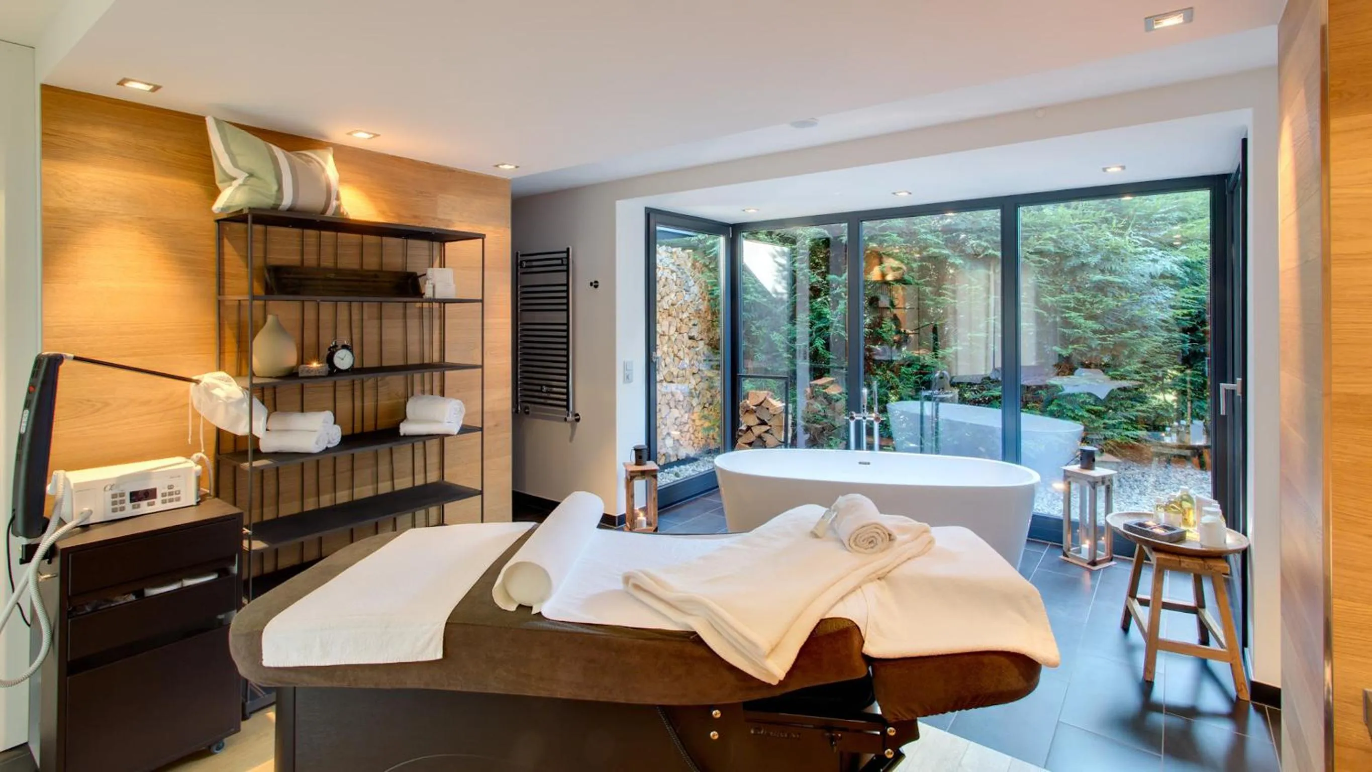 Massage, Bed in Hotel Strandhaus - Boutique Resort & Spa