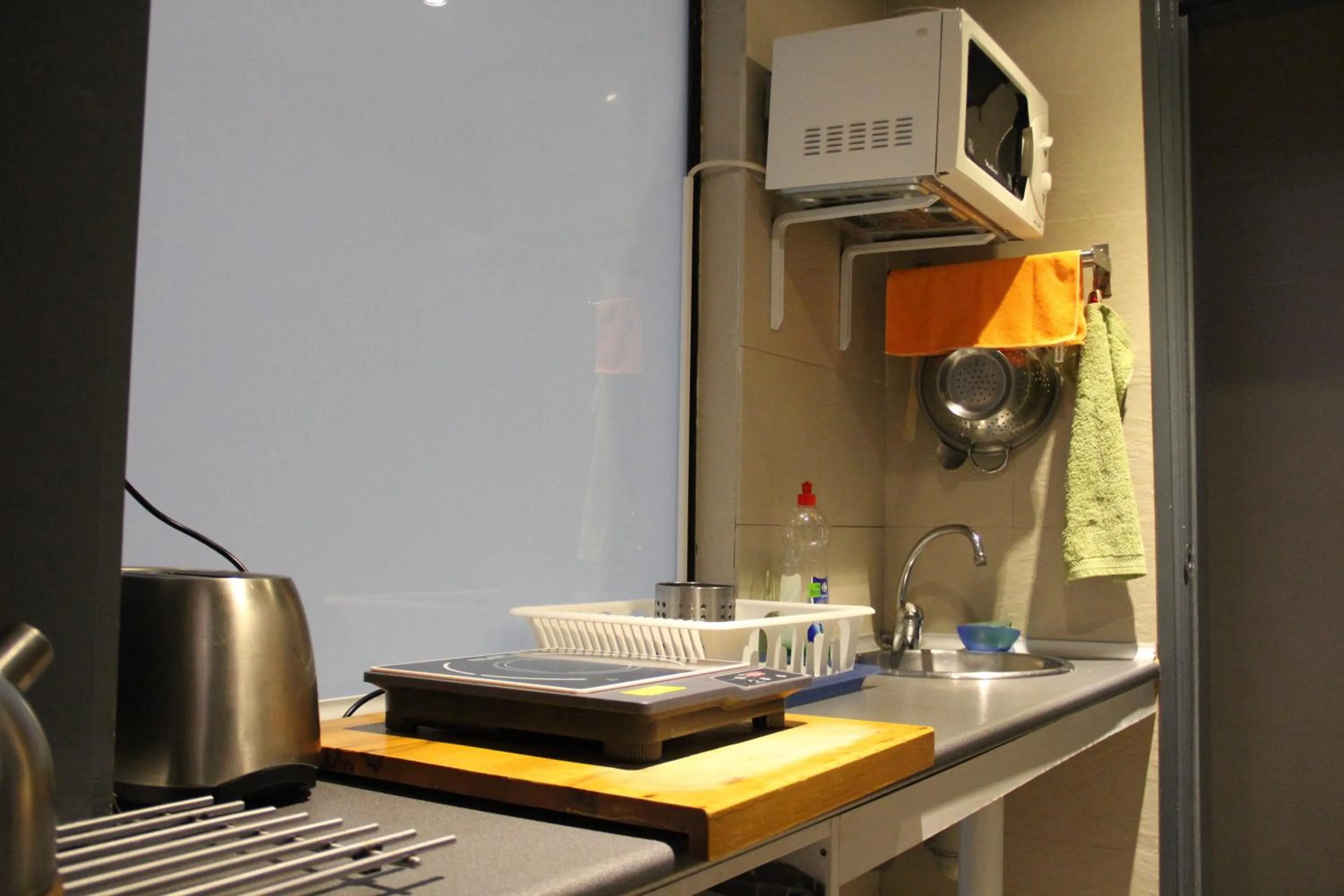 Communal kitchen in Alternative Creative Youth Hostel Barcelona