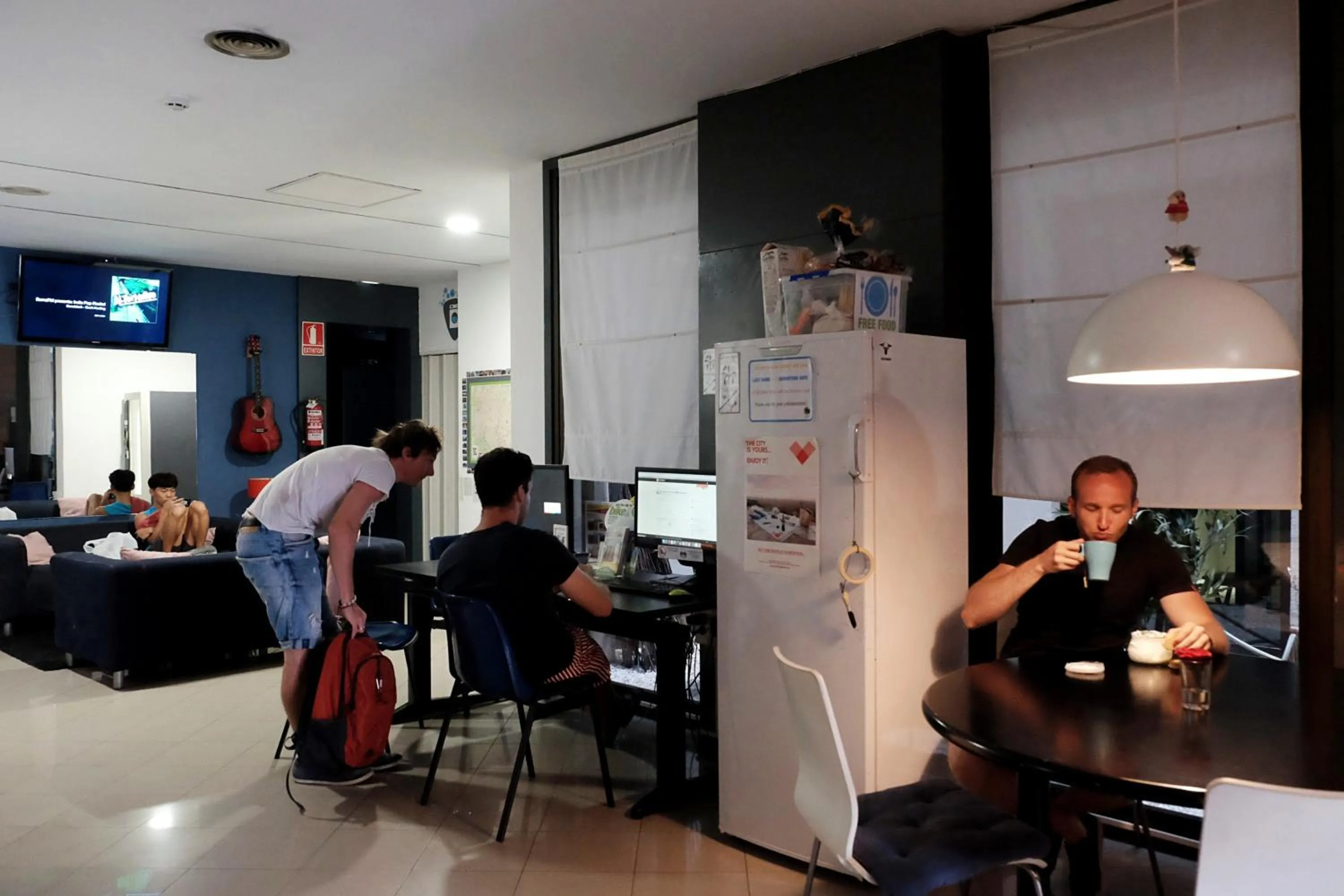 Communal lounge/ TV room in Alternative Creative Youth Hostel Barcelona