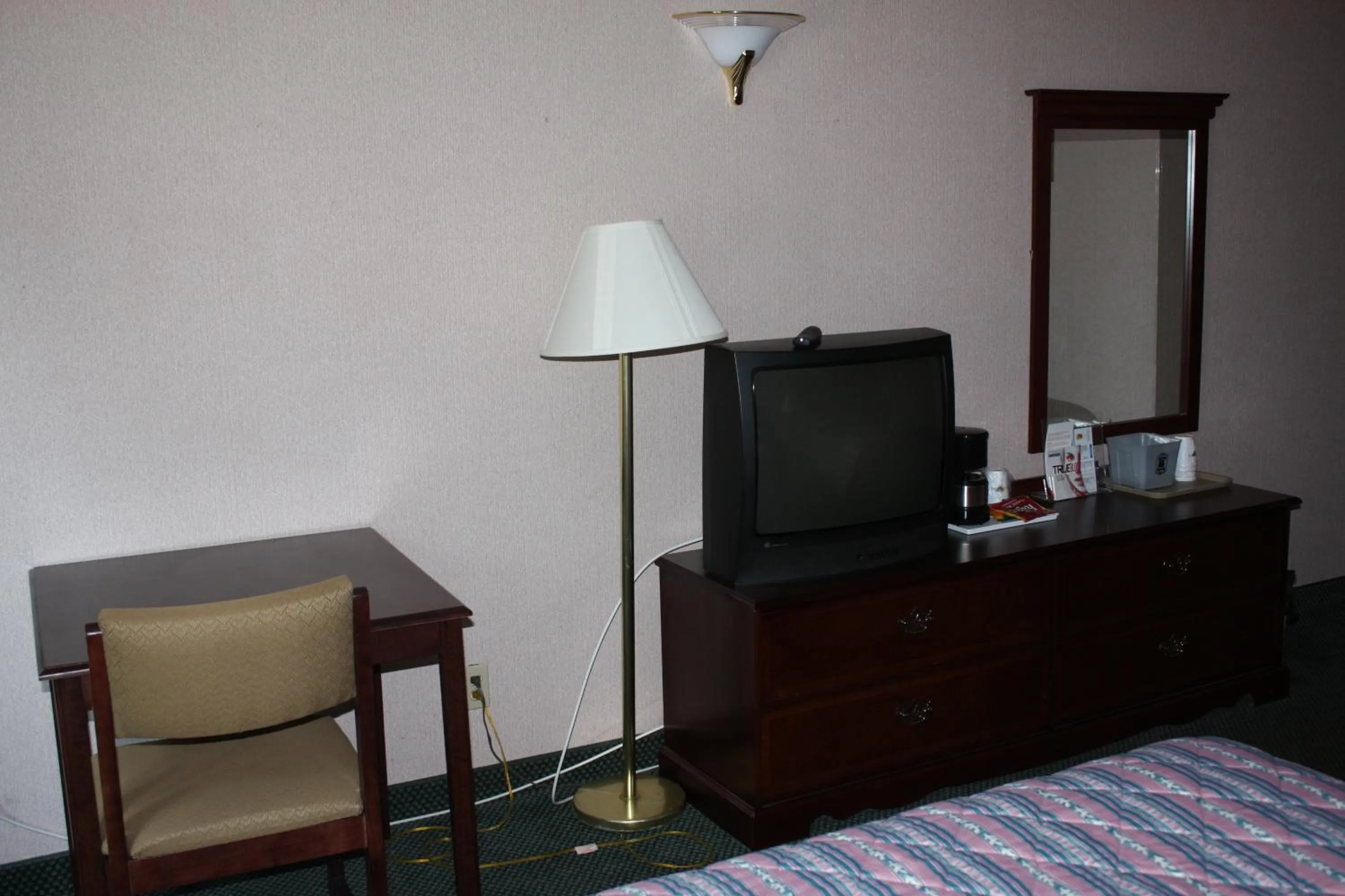 TV and multimedia, Bed in Super 8 by Wyndham West Haven