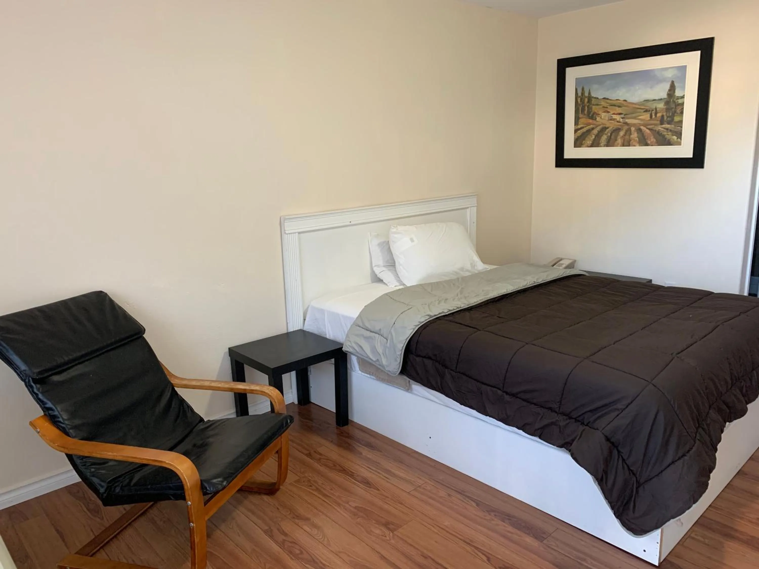 Bedroom, Bed in Langham Motel