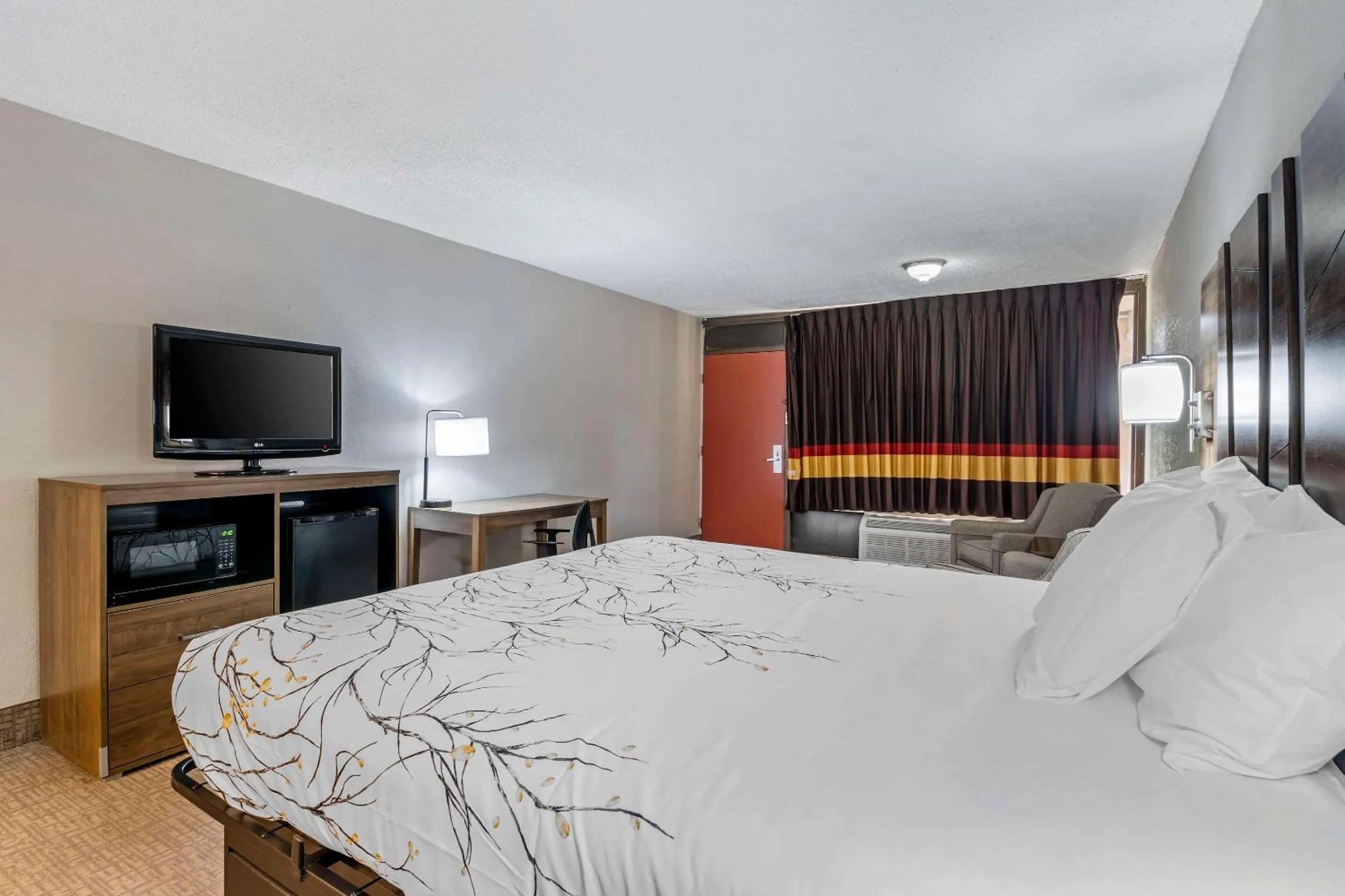 Bedroom in Rodeway Inn
