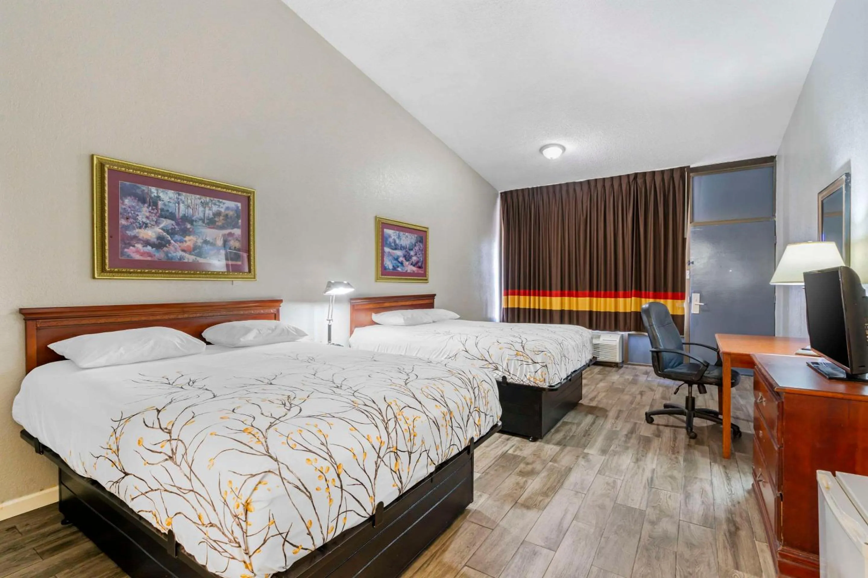 Bedroom in Rodeway Inn