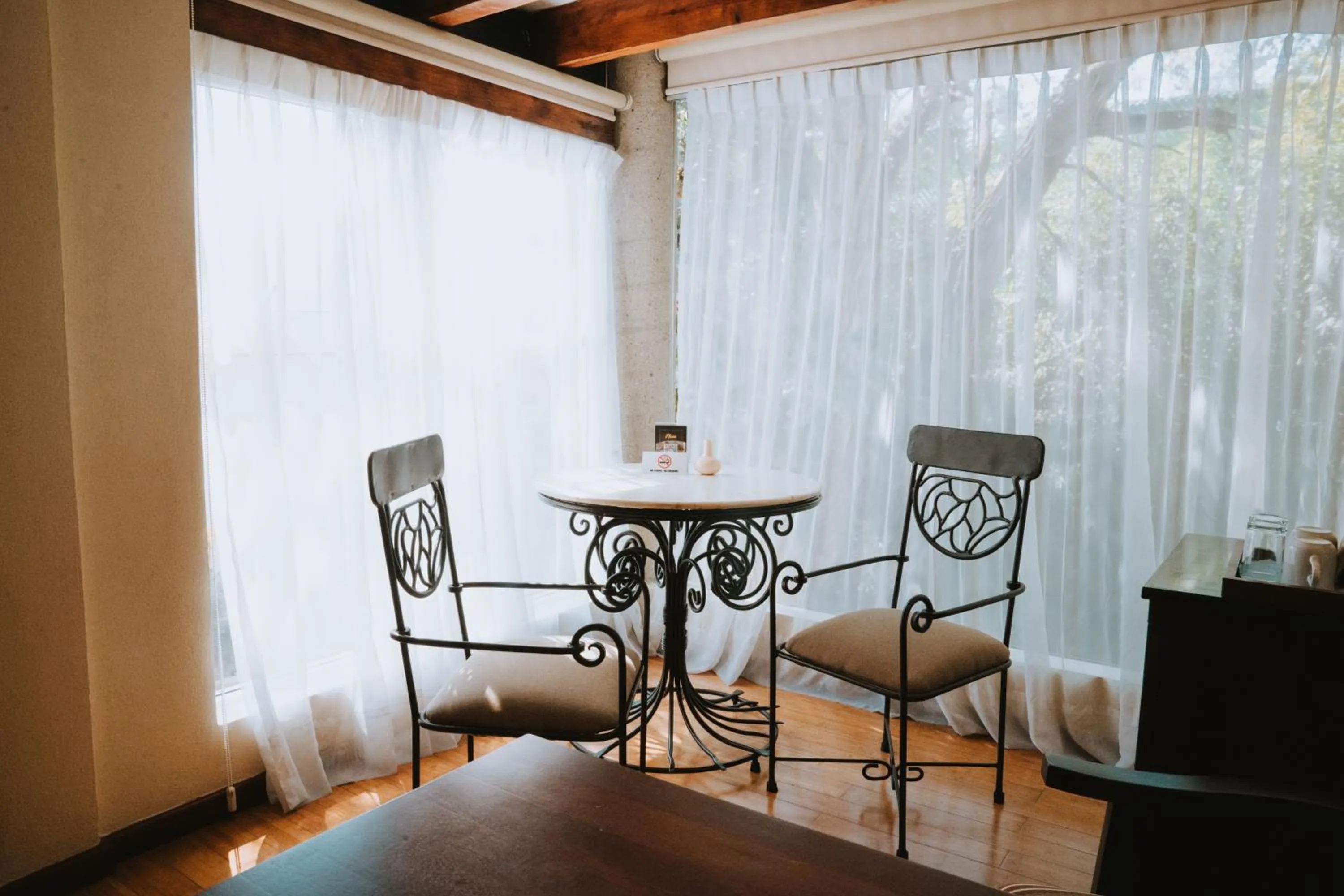 Seating area in Hotel Villa Mercedes San Cristobal