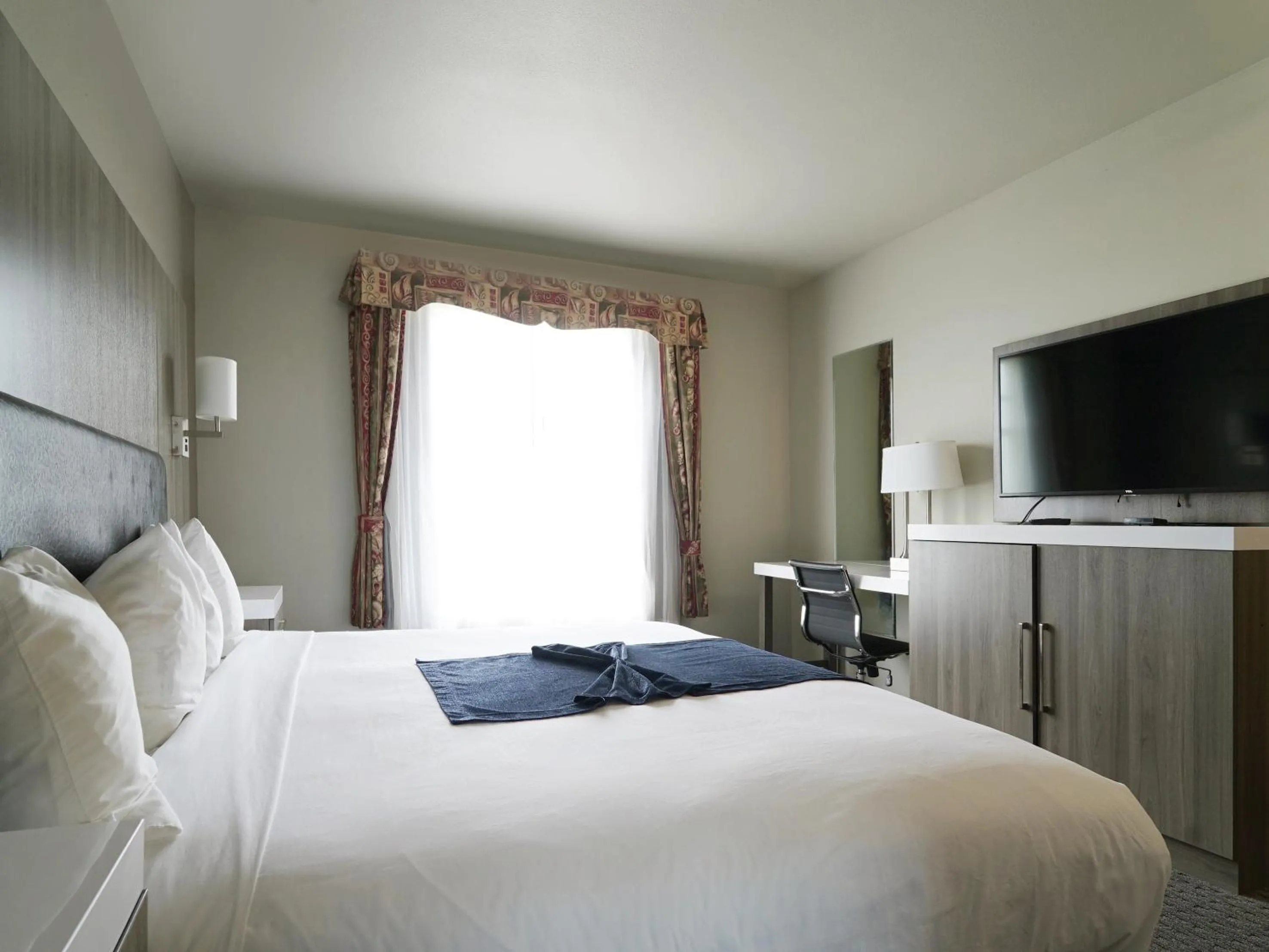 Bed in BayVue Hotel, Resort & Suites