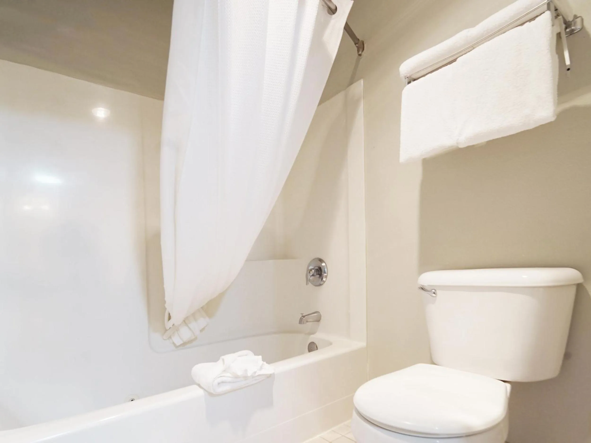 BayVue Hotel, Resort & Suites