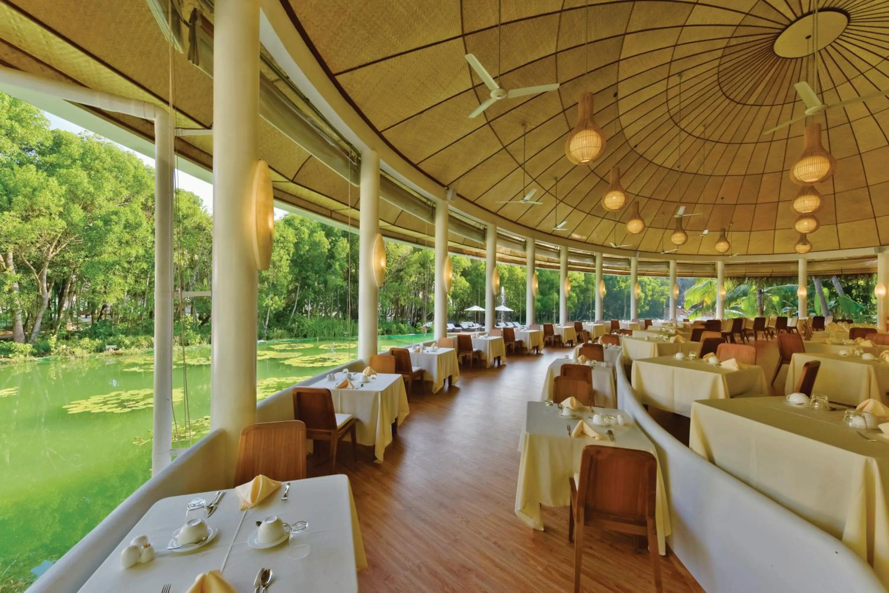 Restaurant/places to eat in Dreamland Maldives Resort