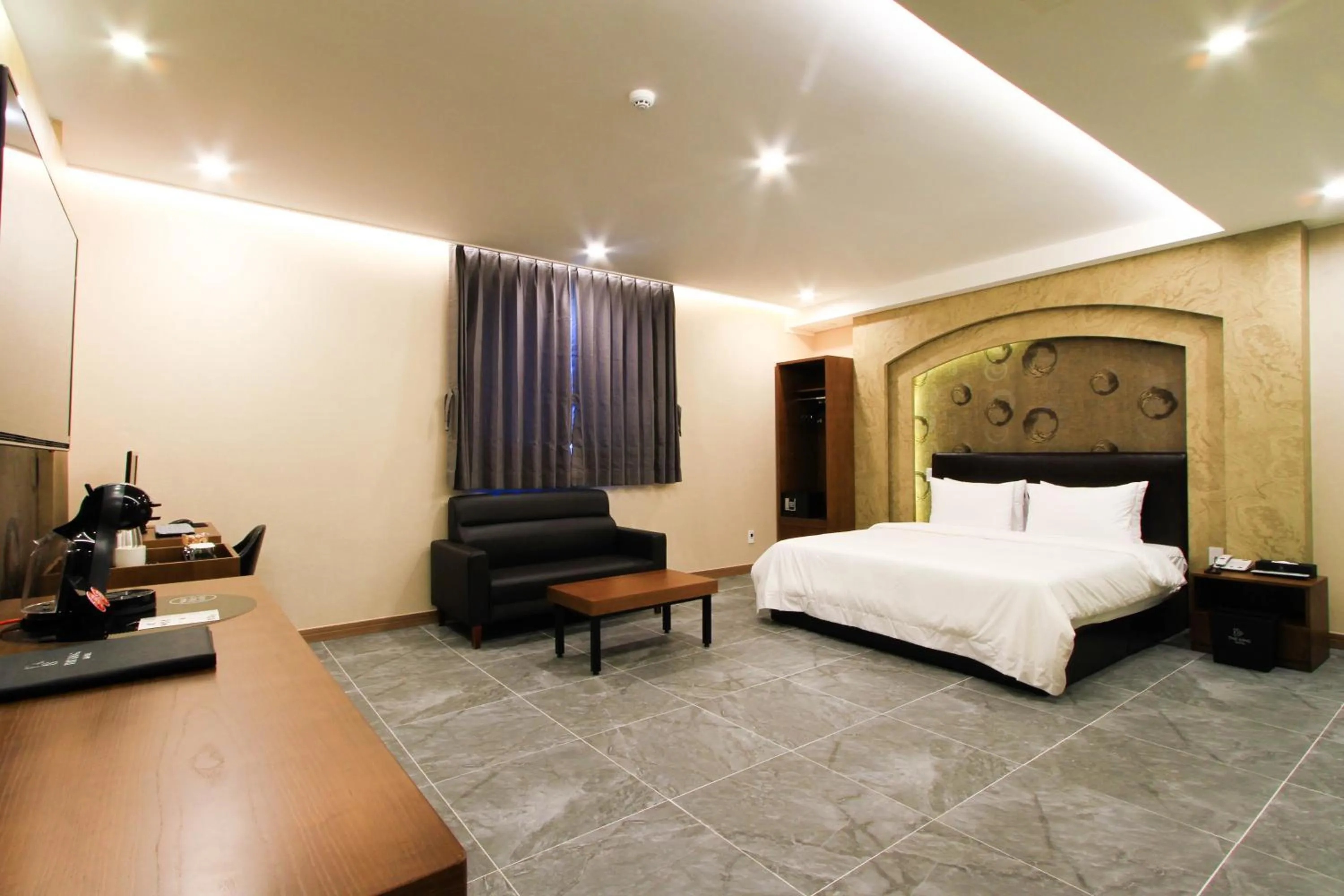 Living room, Bed in The King Hotel