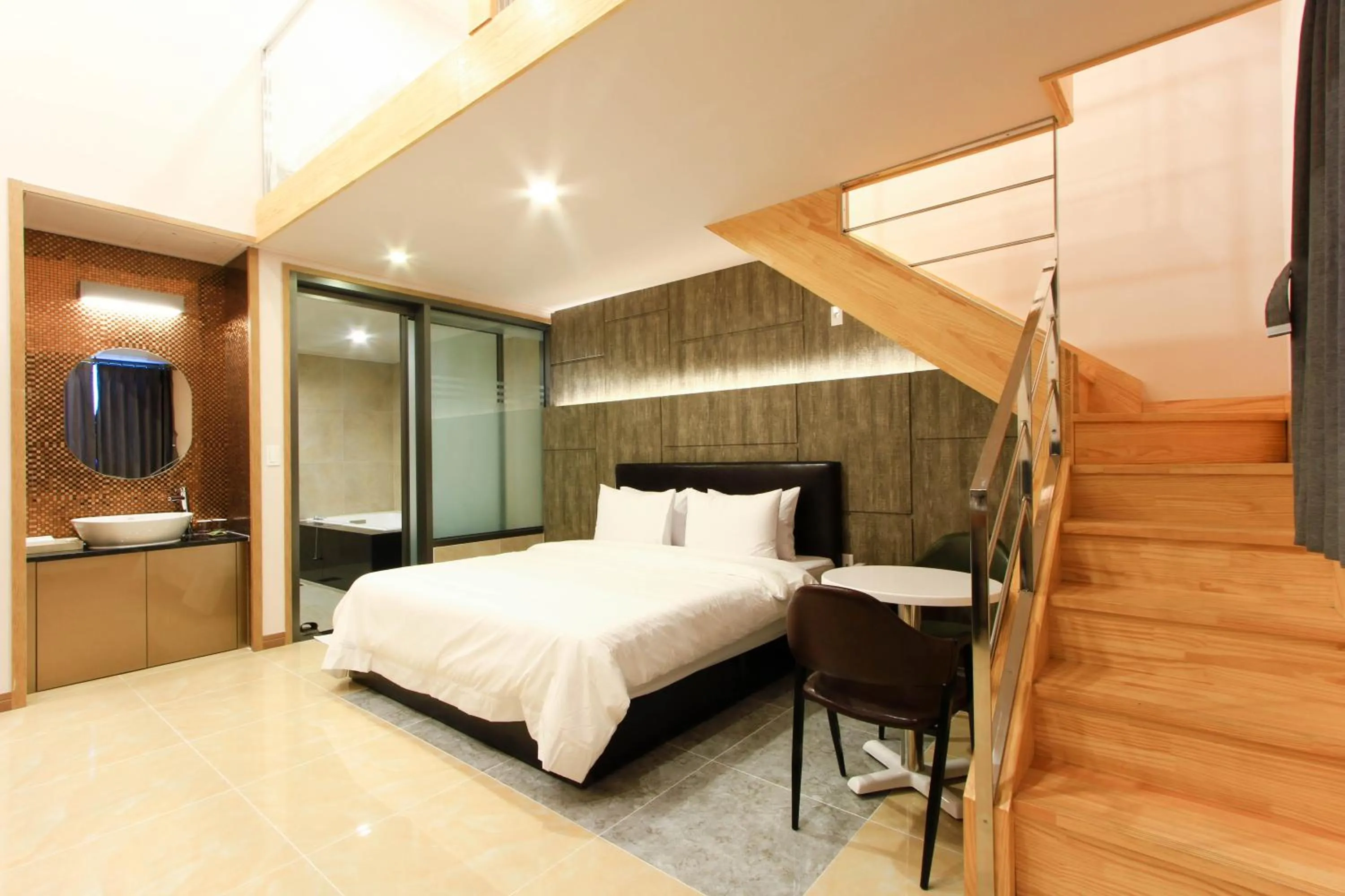 Photo of the whole room, Bed in The King Hotel