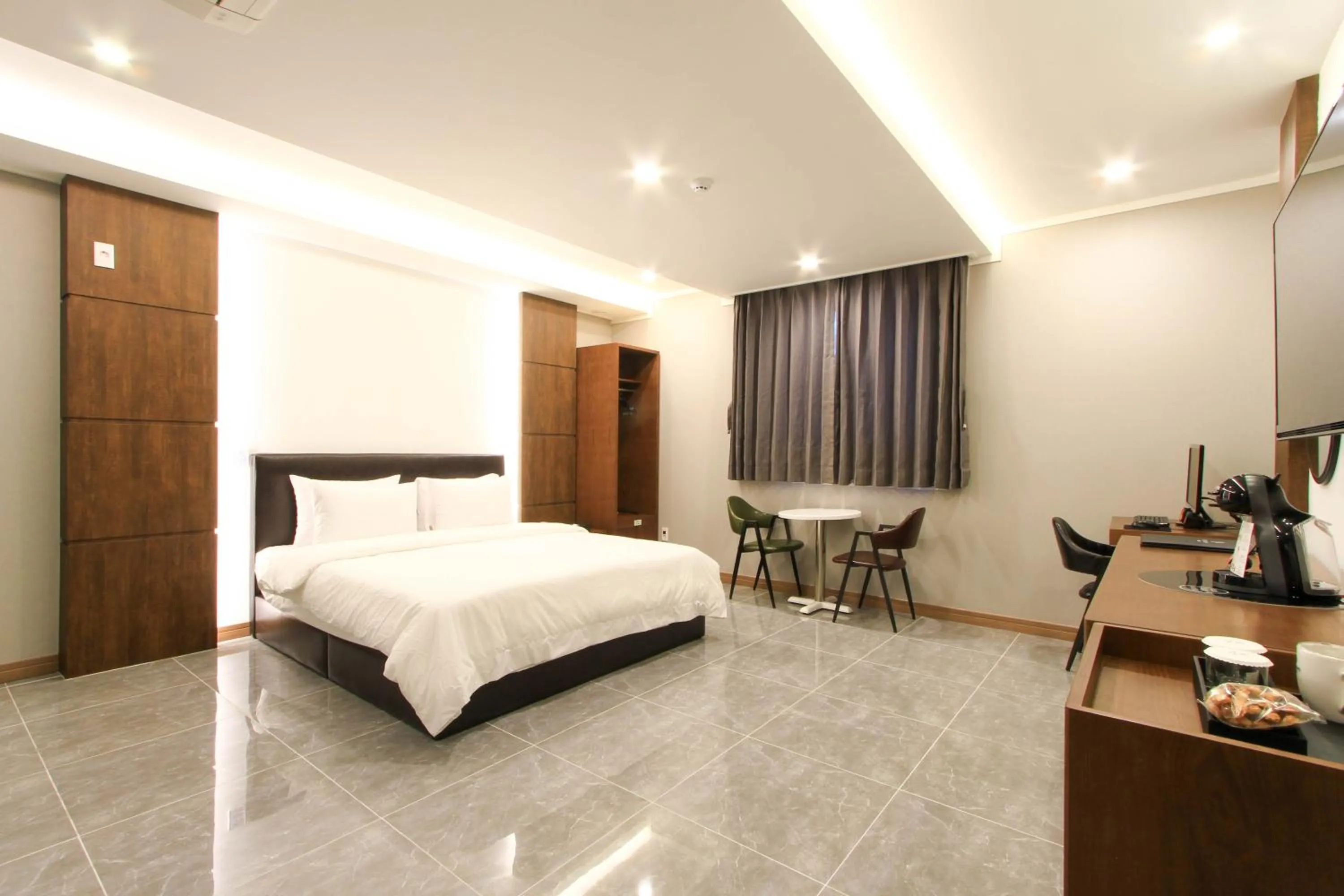 Photo of the whole room, Bed in The King Hotel