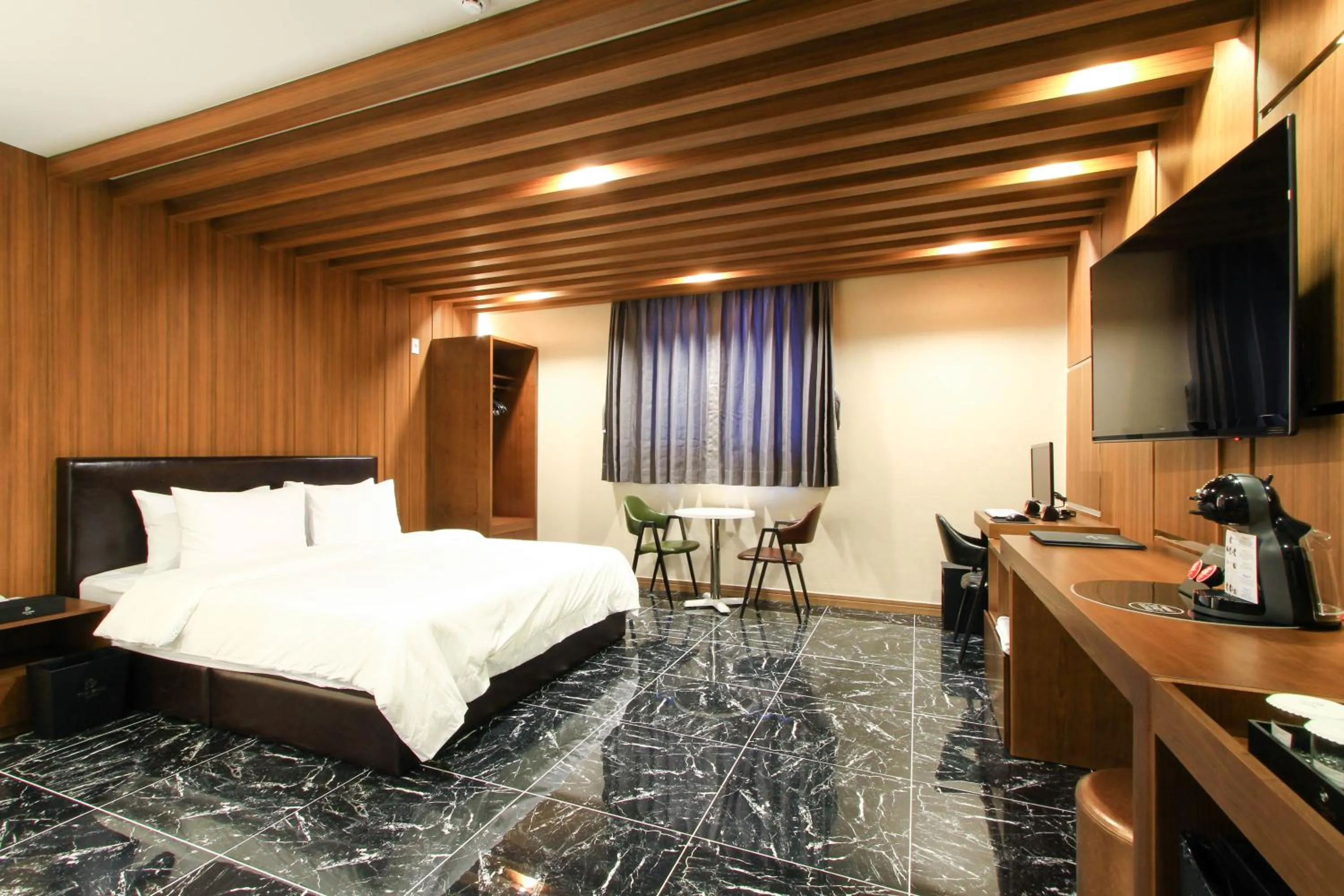 Bed in The King Hotel