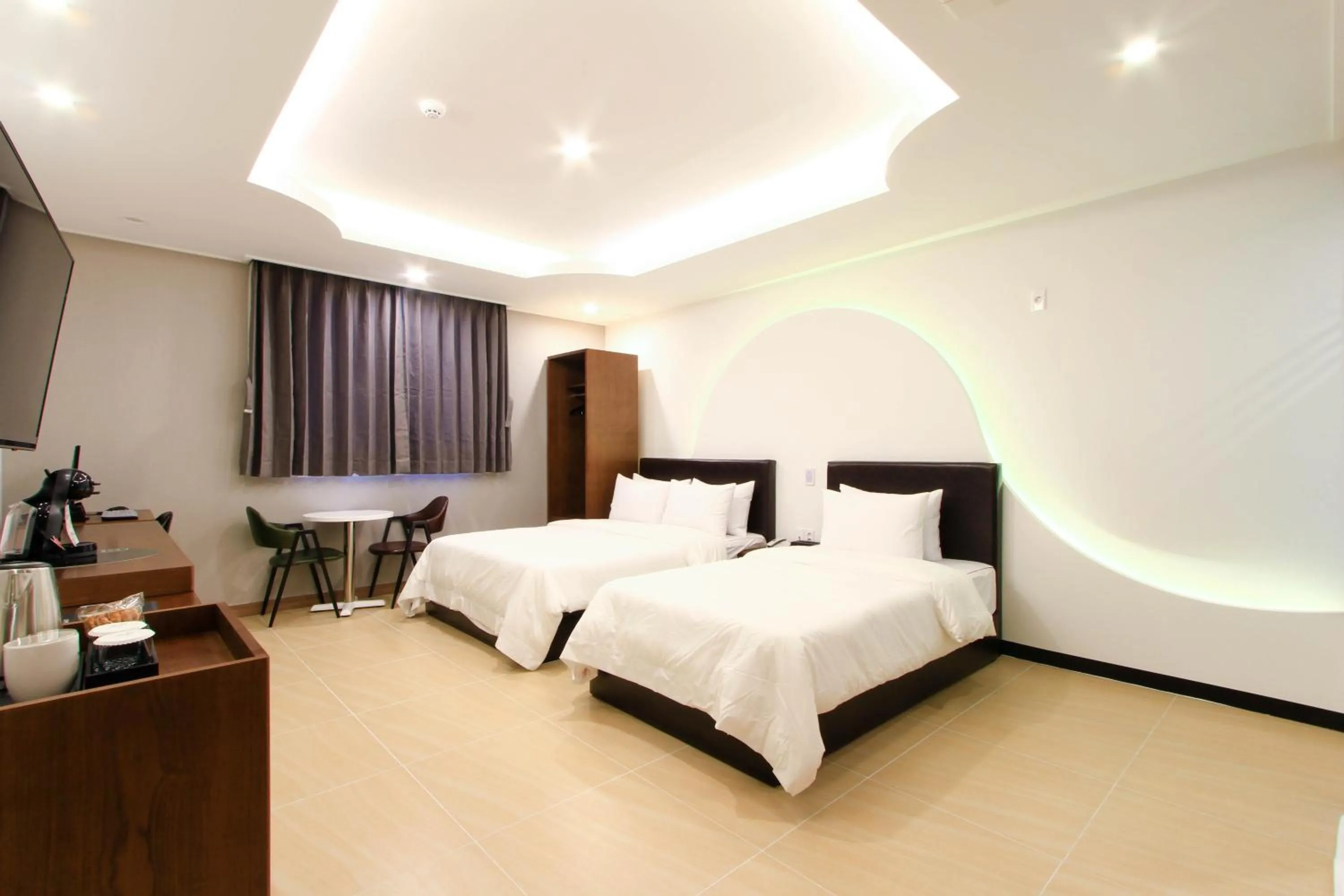 Living room, Bed in The King Hotel