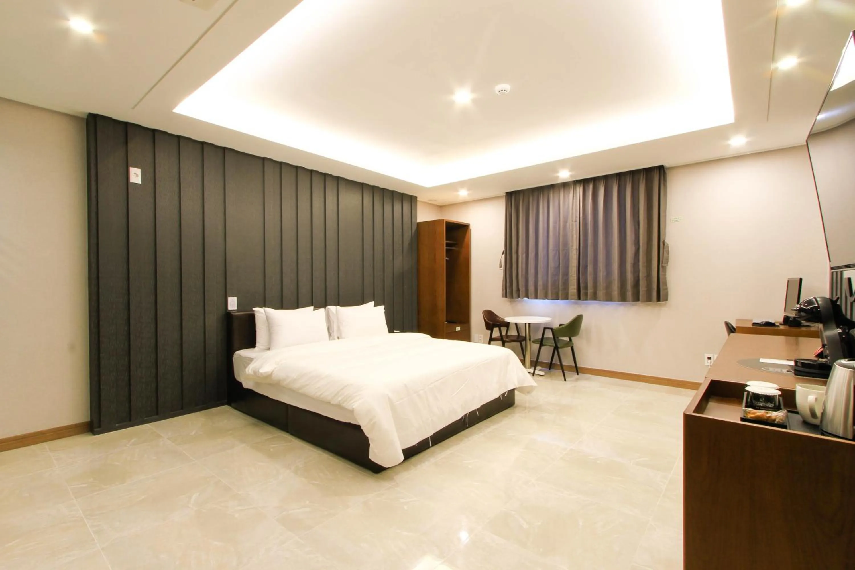 Photo of the whole room, Bed in The King Hotel