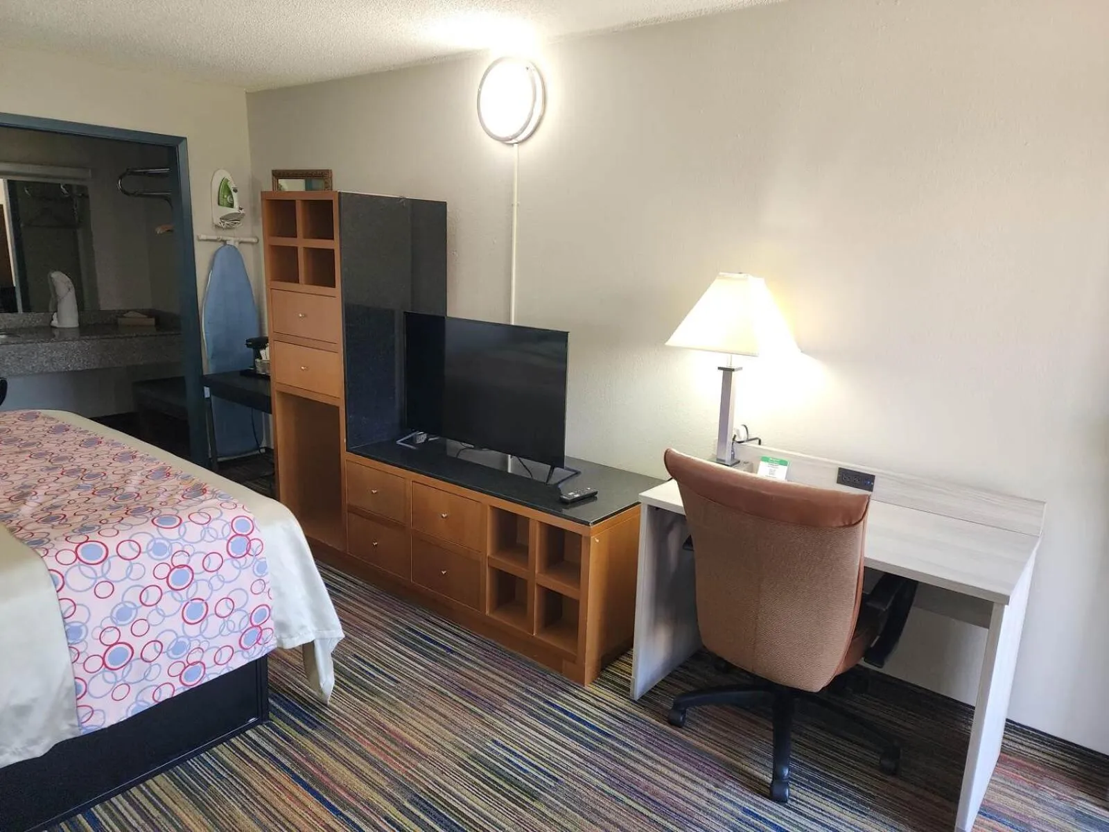 TV and multimedia, Bed in Discovery Inn Lafayette