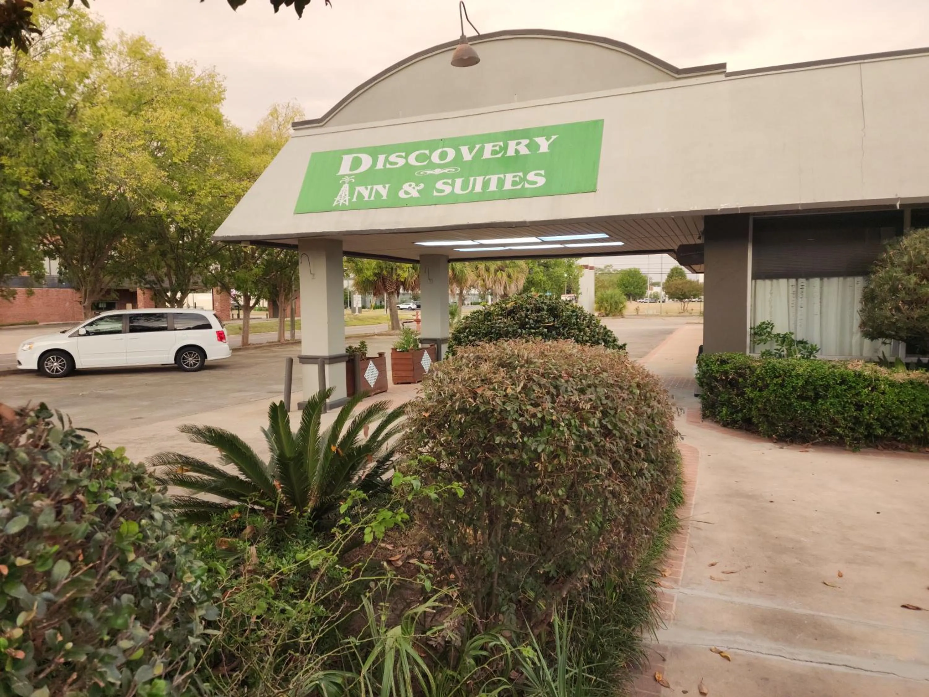 Property building in Discovery Inn Lafayette