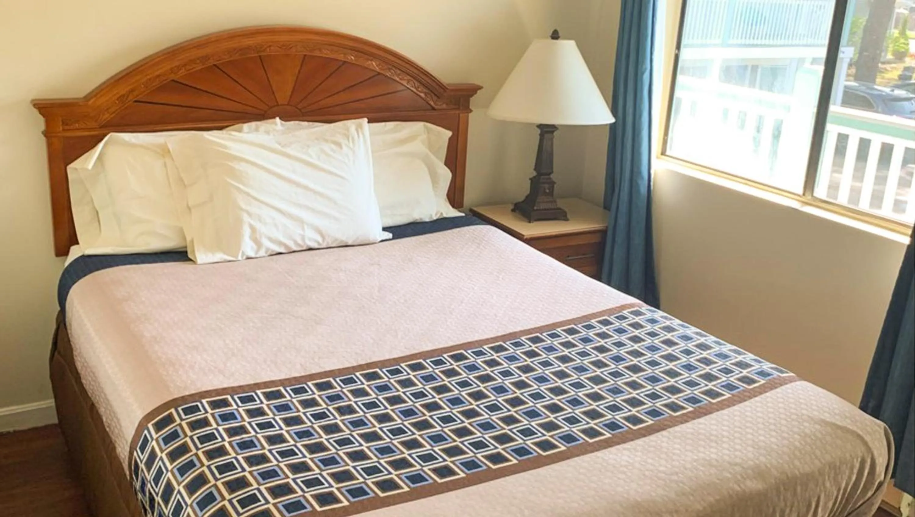 Bedroom, Bed in Hampton Motor Inn