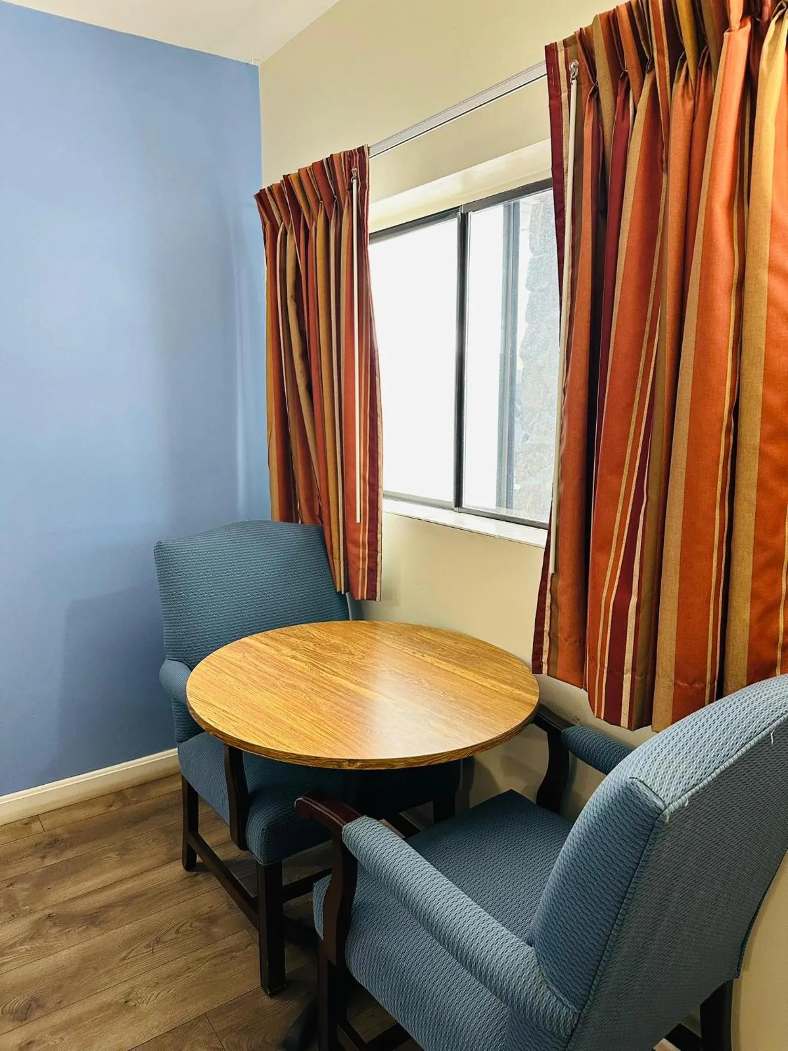 Seating area in Hampton Motor Inn