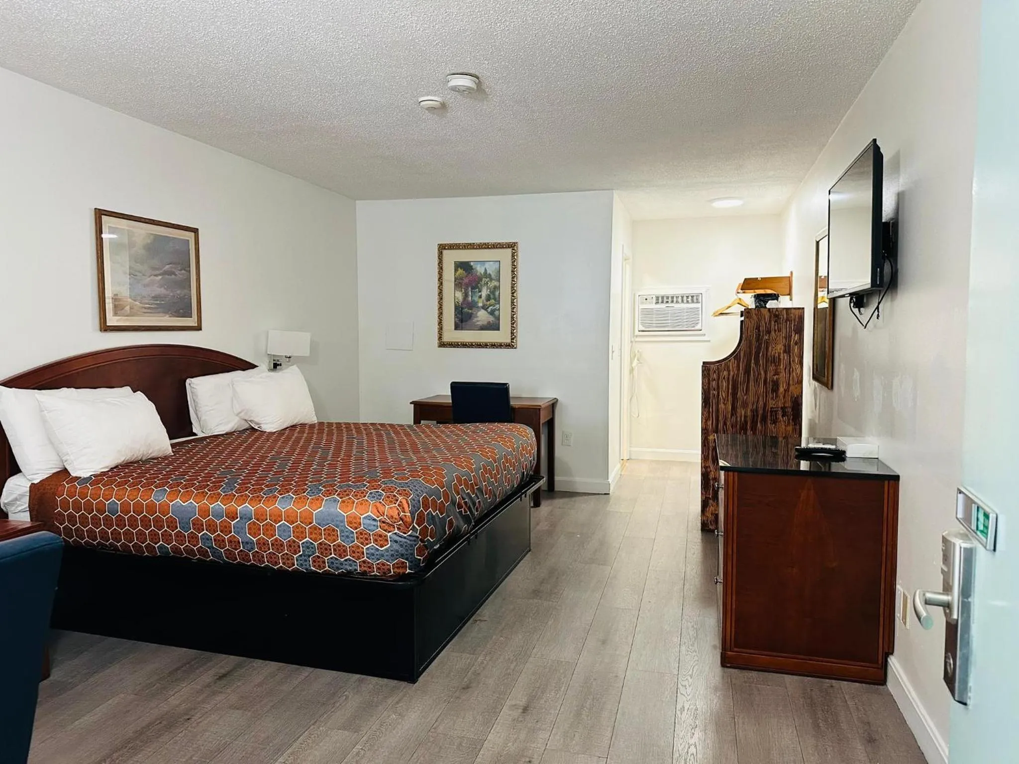 Bed in Hampton Motor Inn