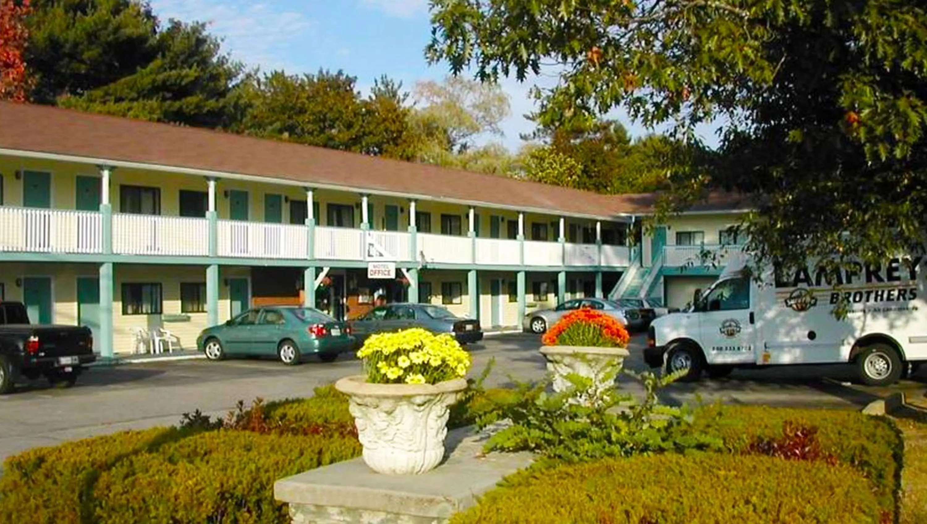 Property building in Hampton Motor Inn
