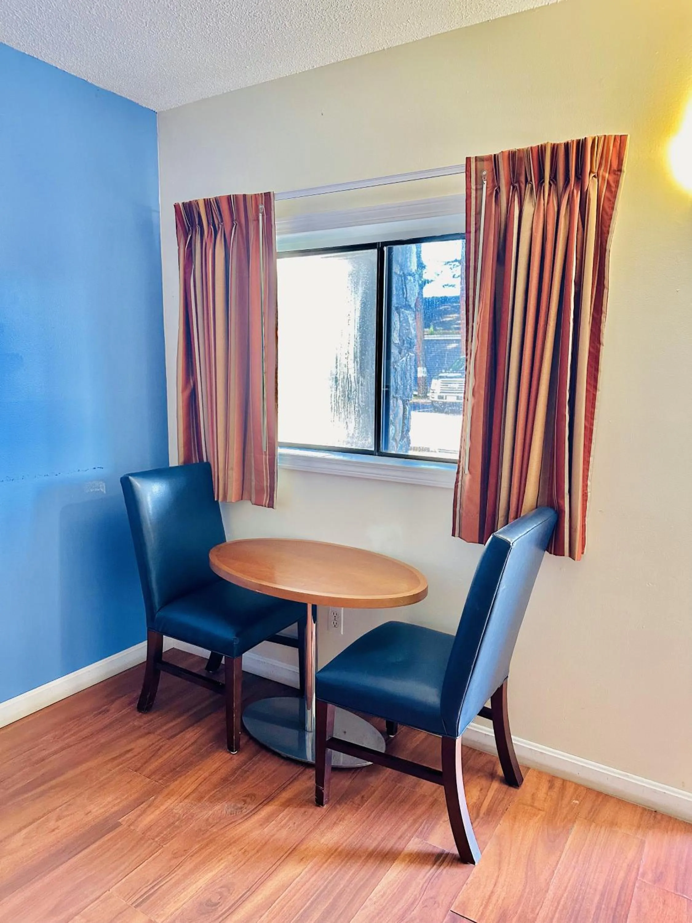Seating area in Hampton Motor Inn