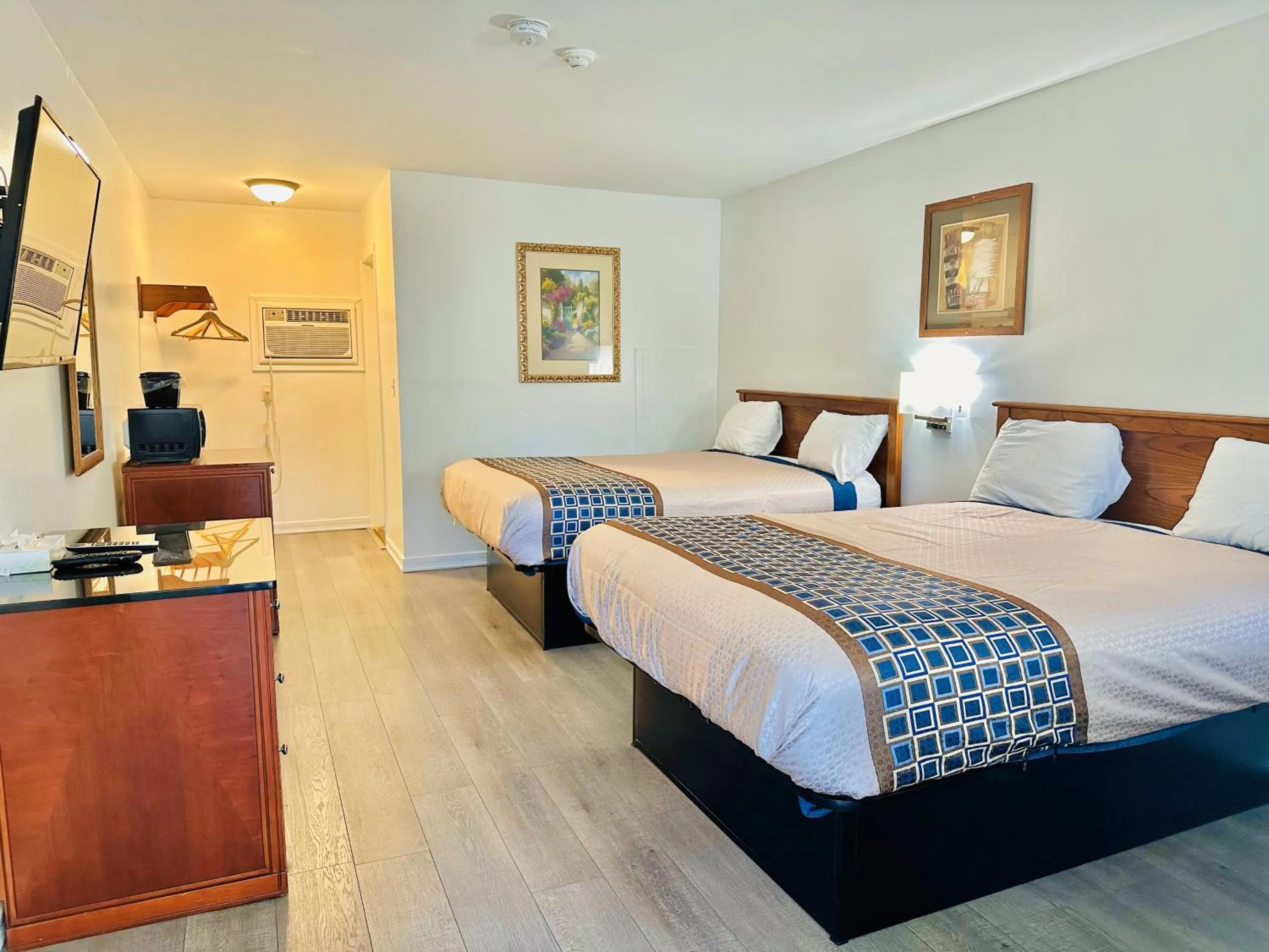 Bed in Hampton Motor Inn