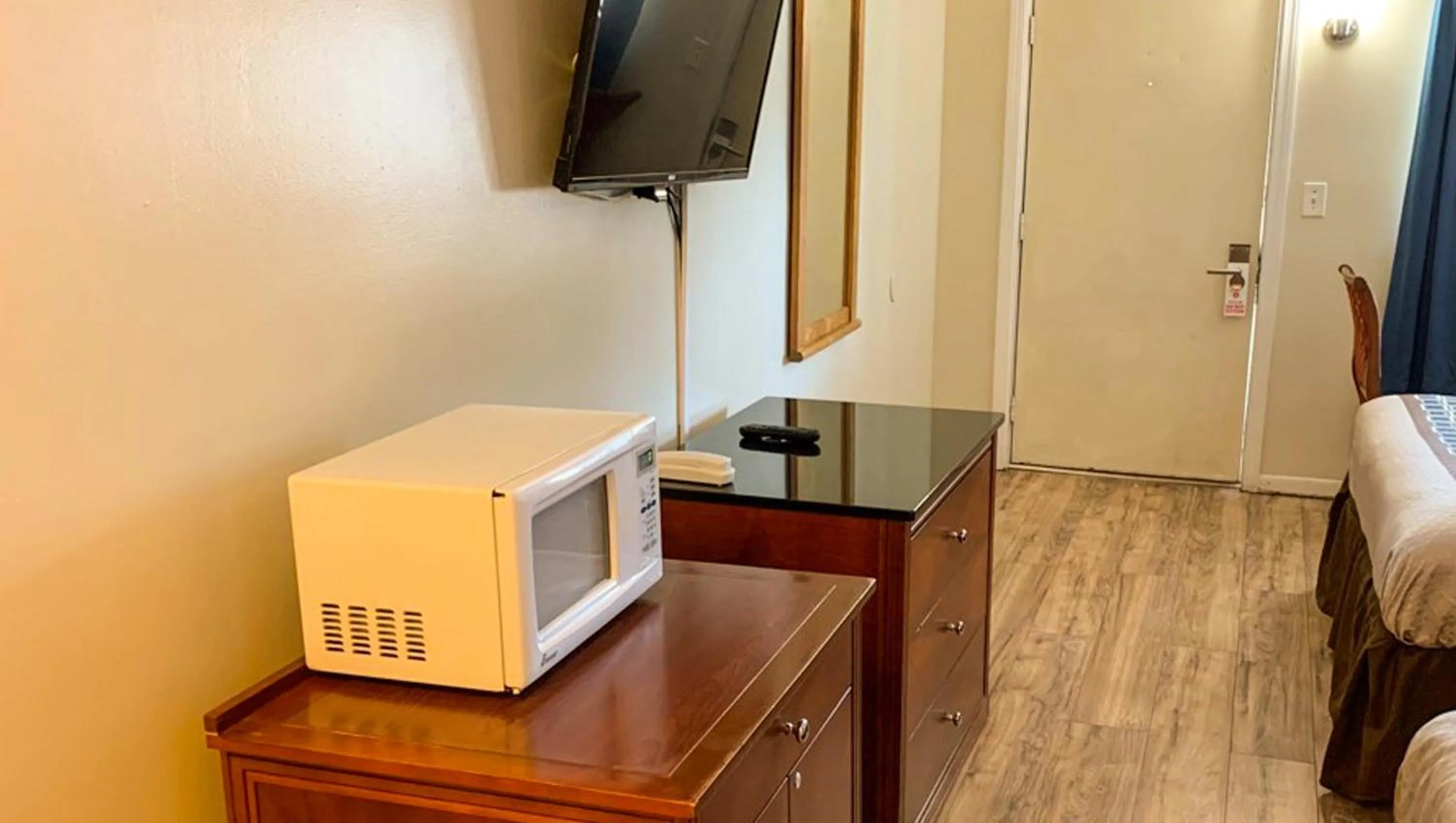 Bedroom, Bed in Hampton Motor Inn