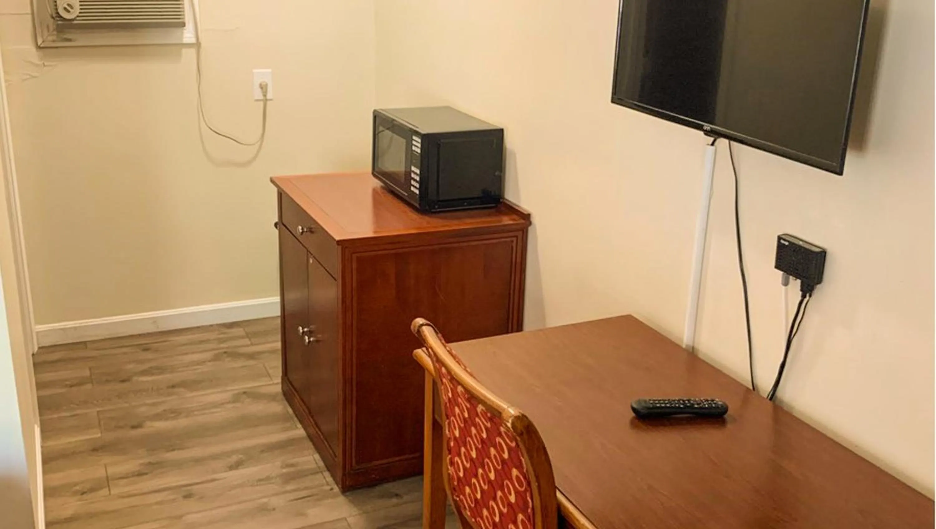 Bedroom in Hampton Motor Inn