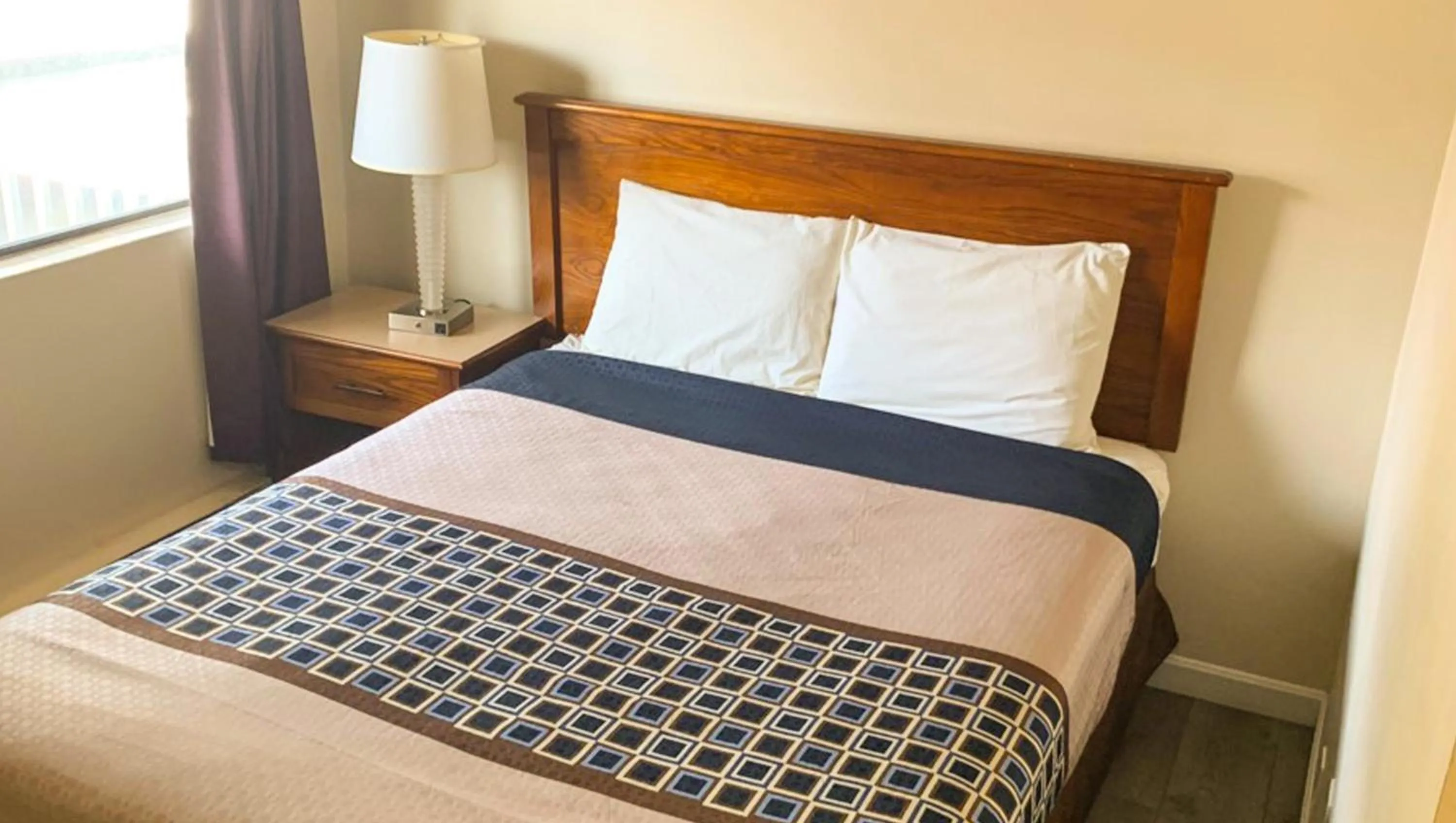 Bedroom, Bed in Hampton Motor Inn