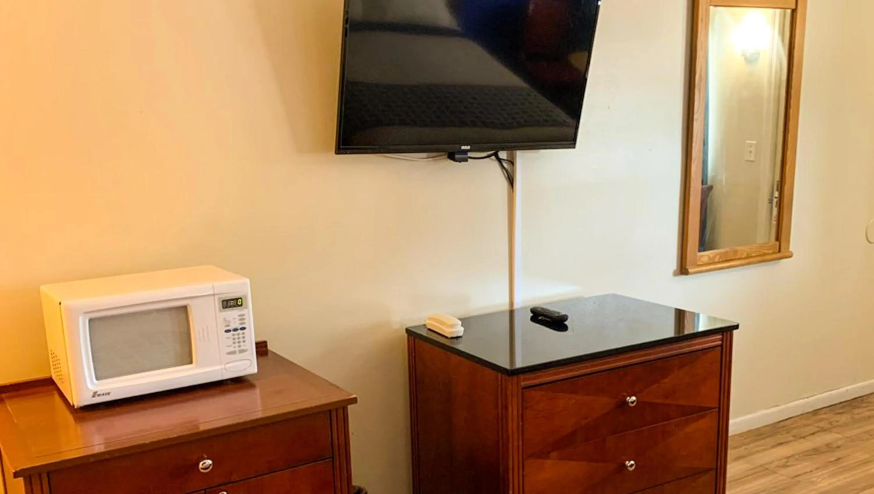 Bedroom in Hampton Motor Inn