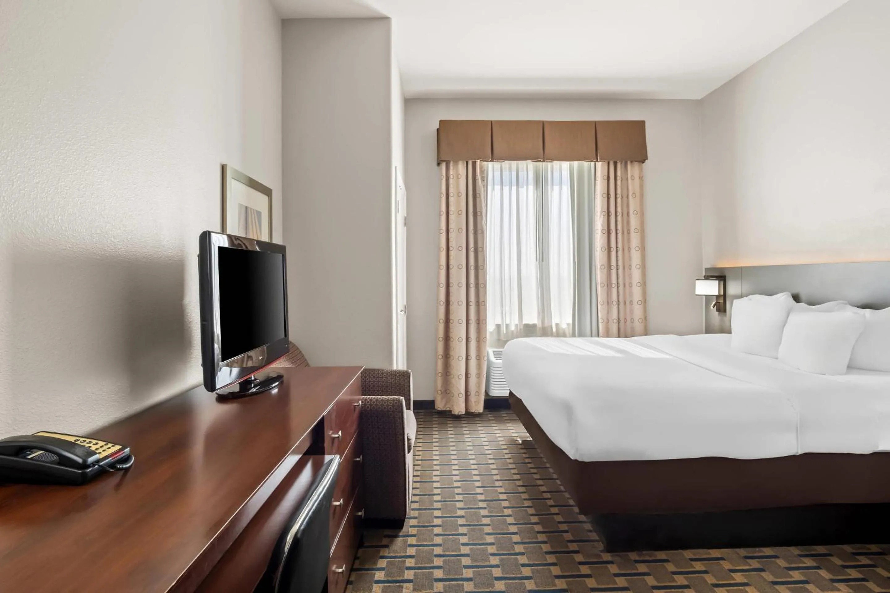 Bedroom, Bed in Comfort Suites Waxahachie - Dallas