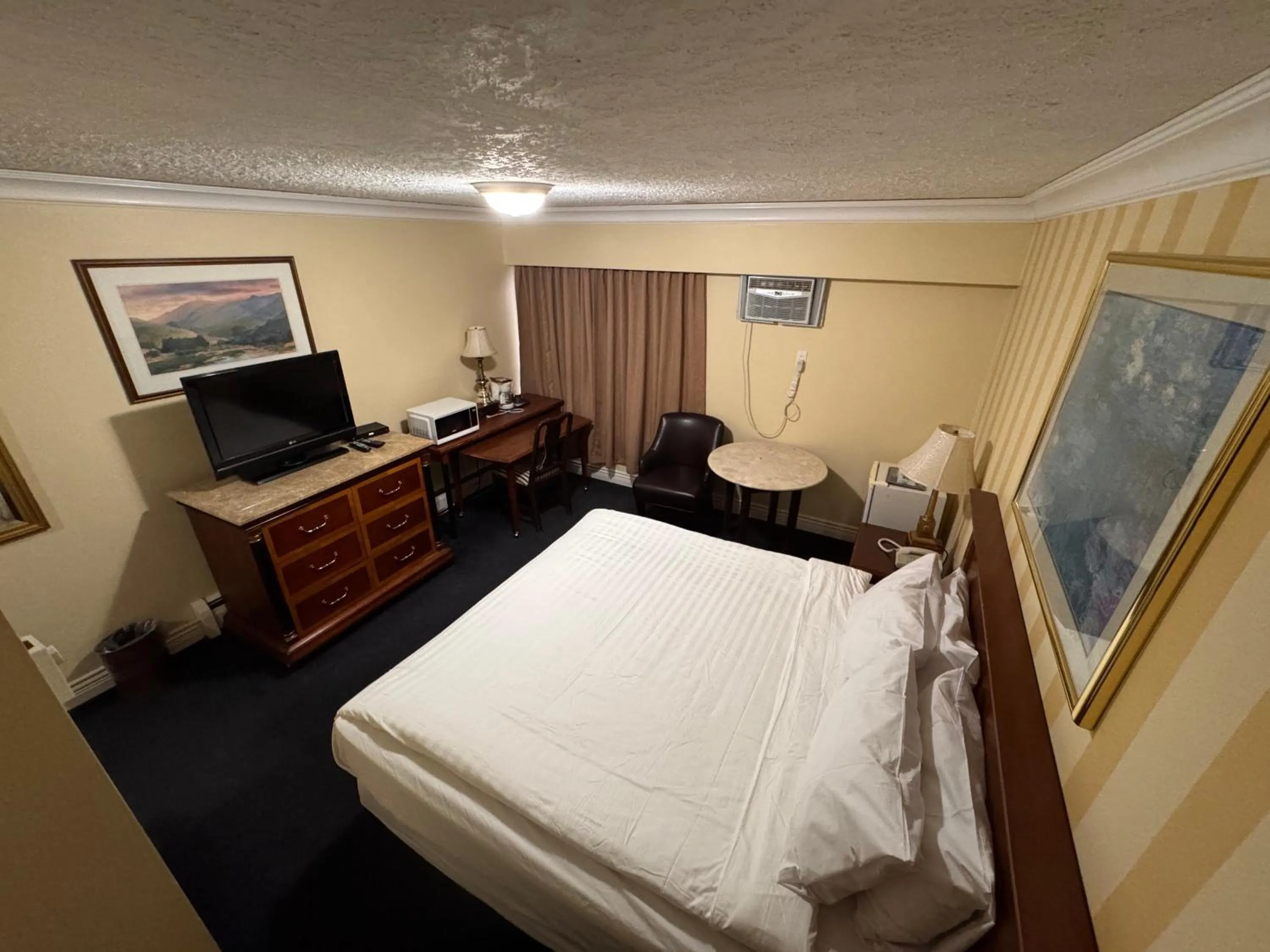 Bedroom, Bed in Island Travel Inn