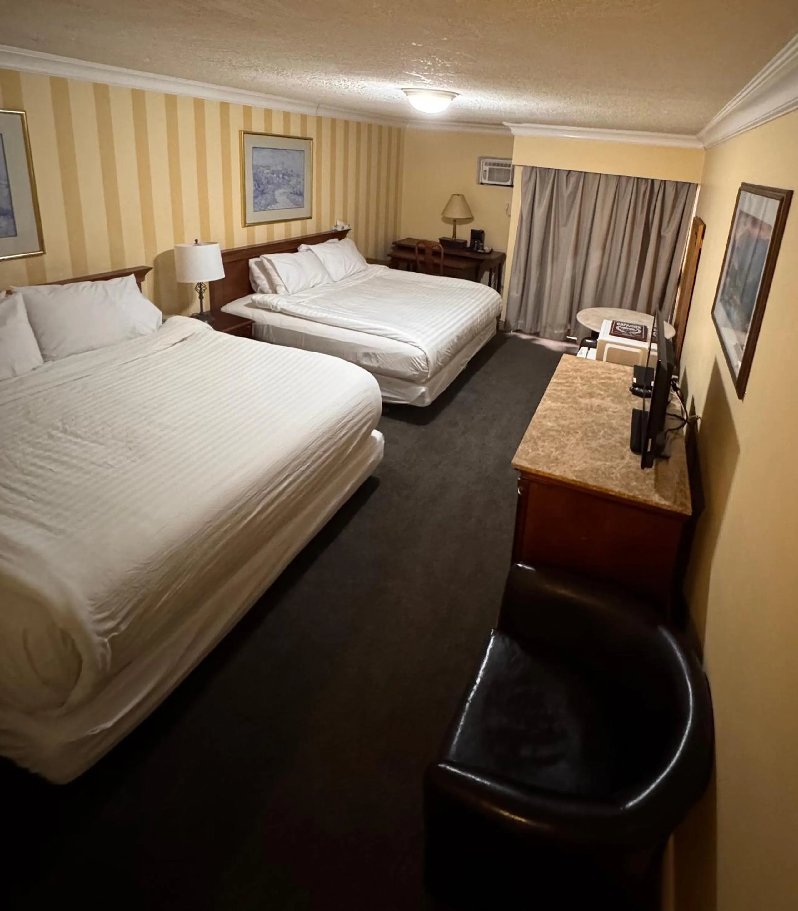 Bedroom, Bed in Island Travel Inn