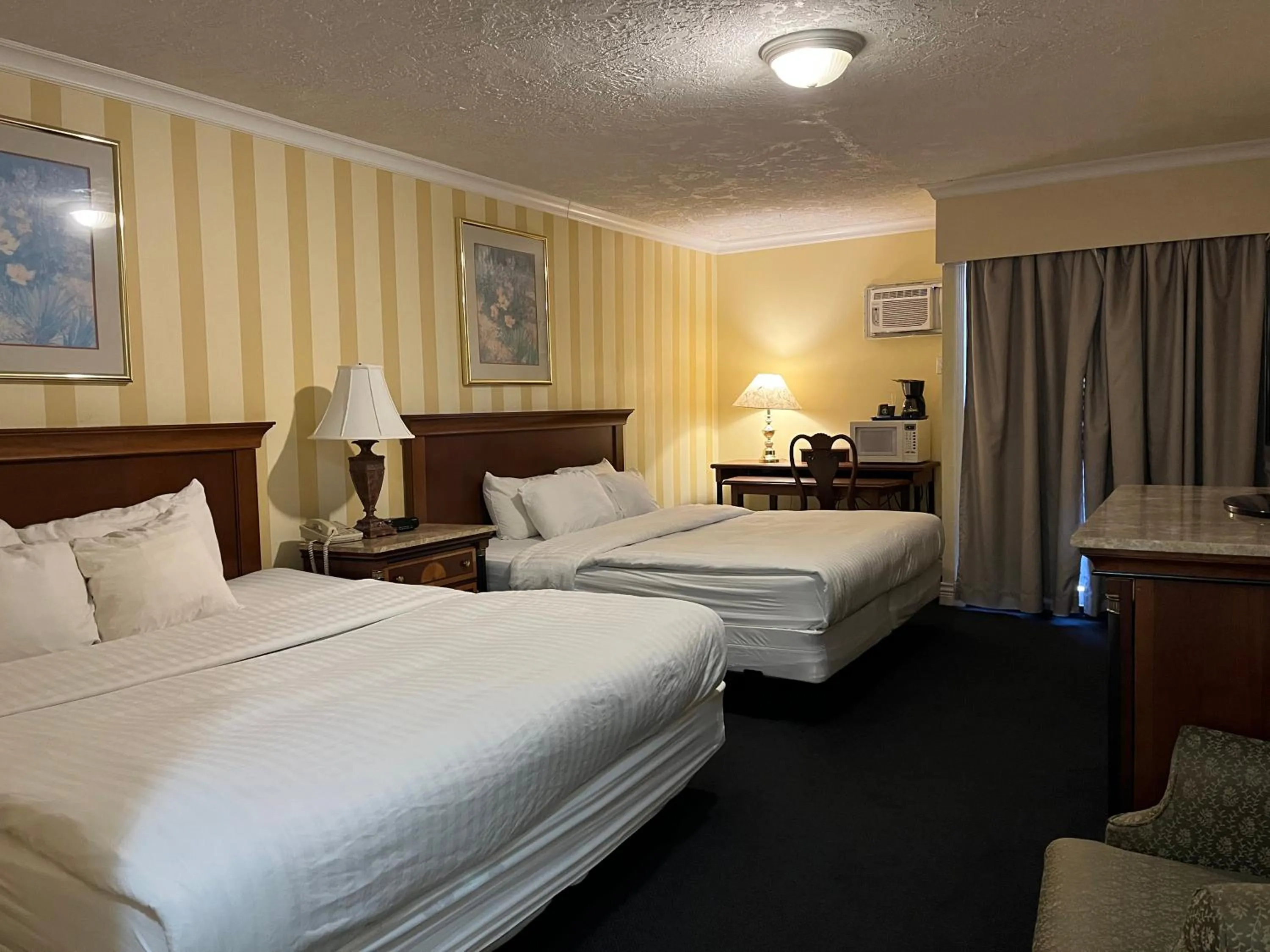 Bed in Island Travel Inn