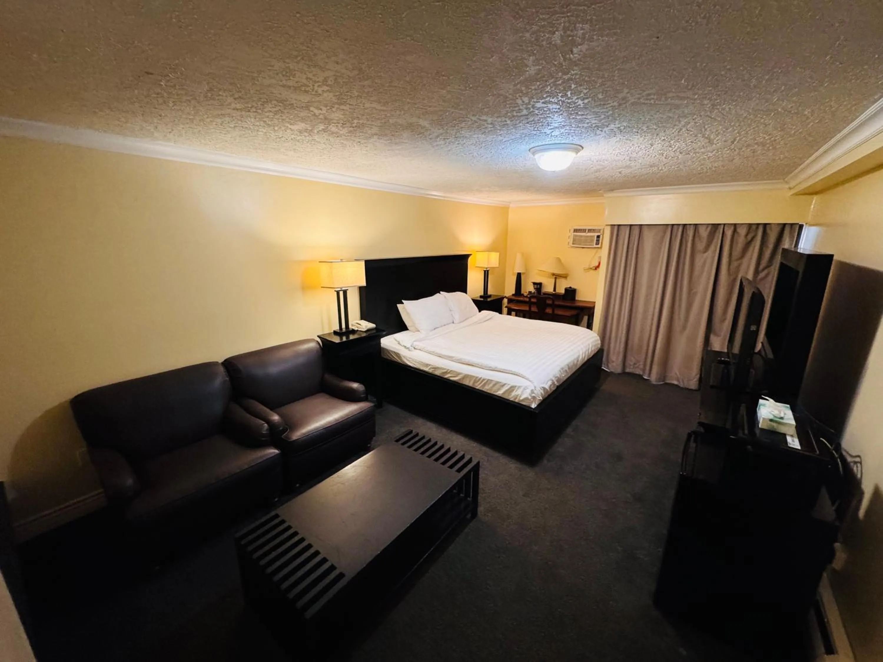 Bedroom, Bed in Island Travel Inn