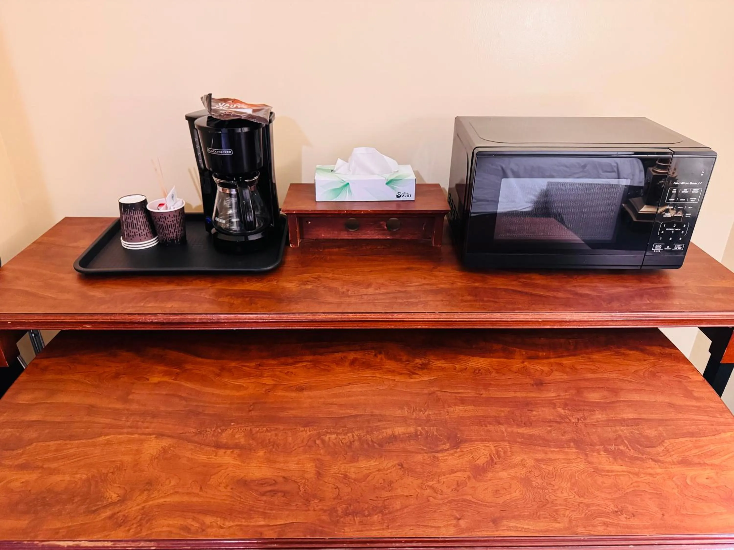Coffee/tea facilities in Island Travel Inn