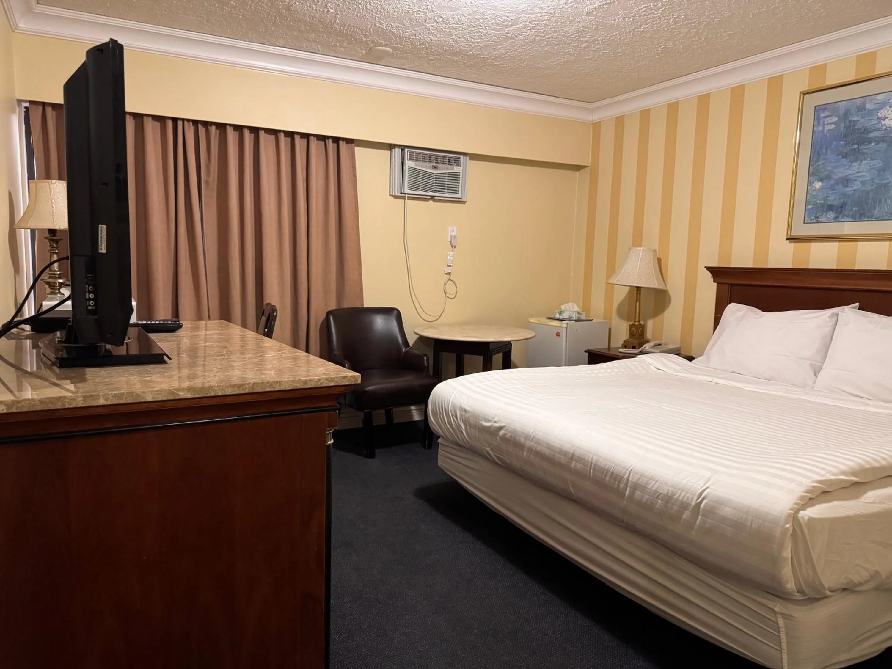 Bedroom, Bed in Island Travel Inn