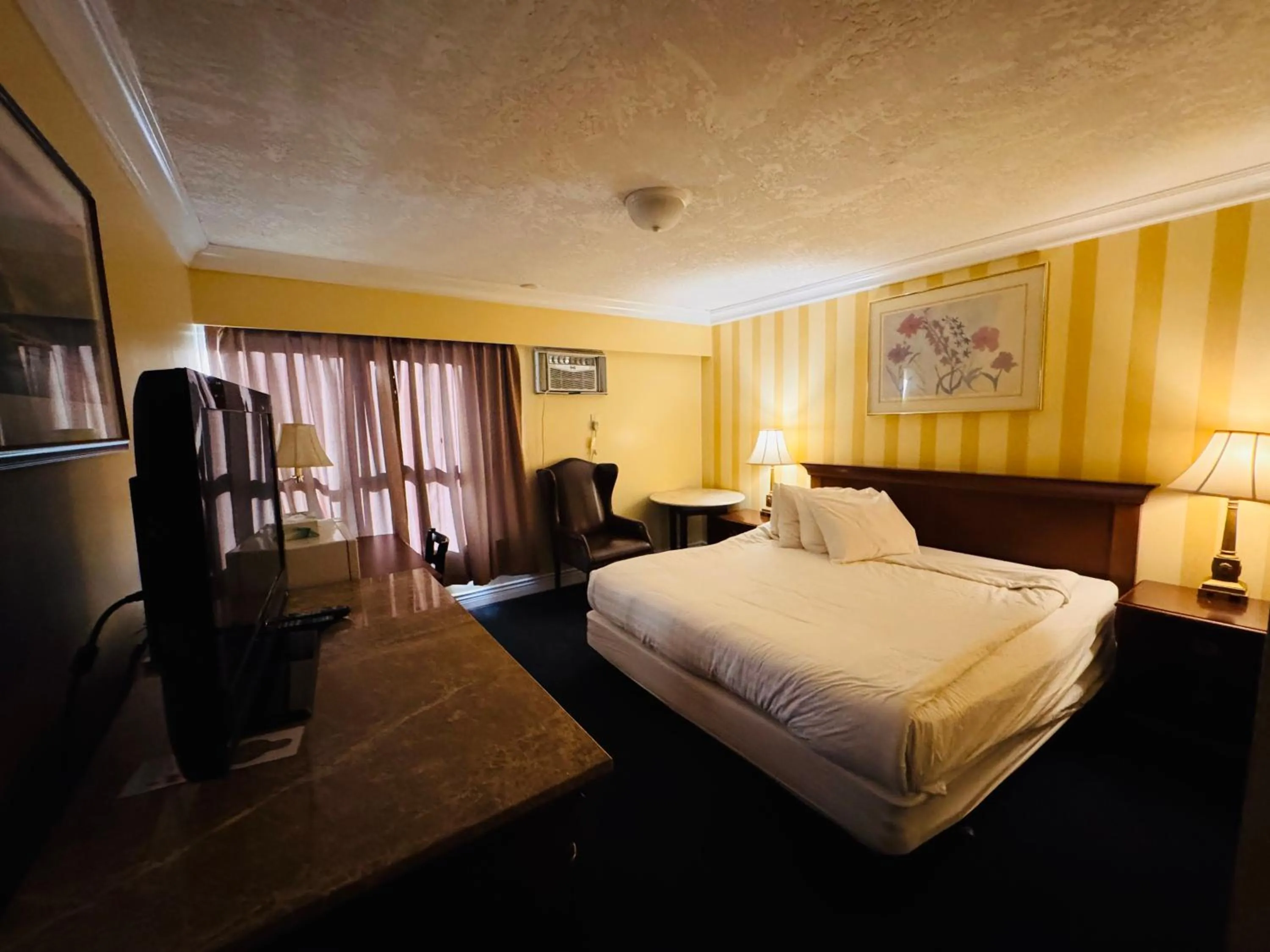 Bedroom, Bed in Island Travel Inn