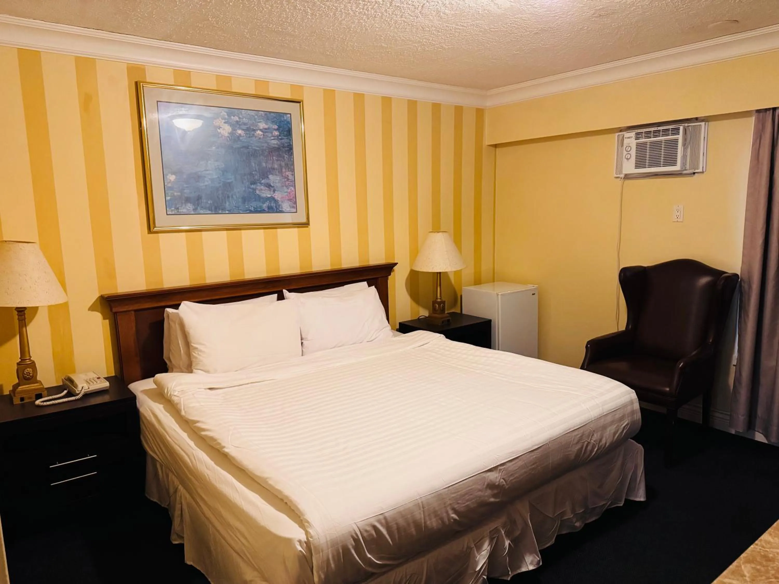 Bedroom, Bed in Island Travel Inn