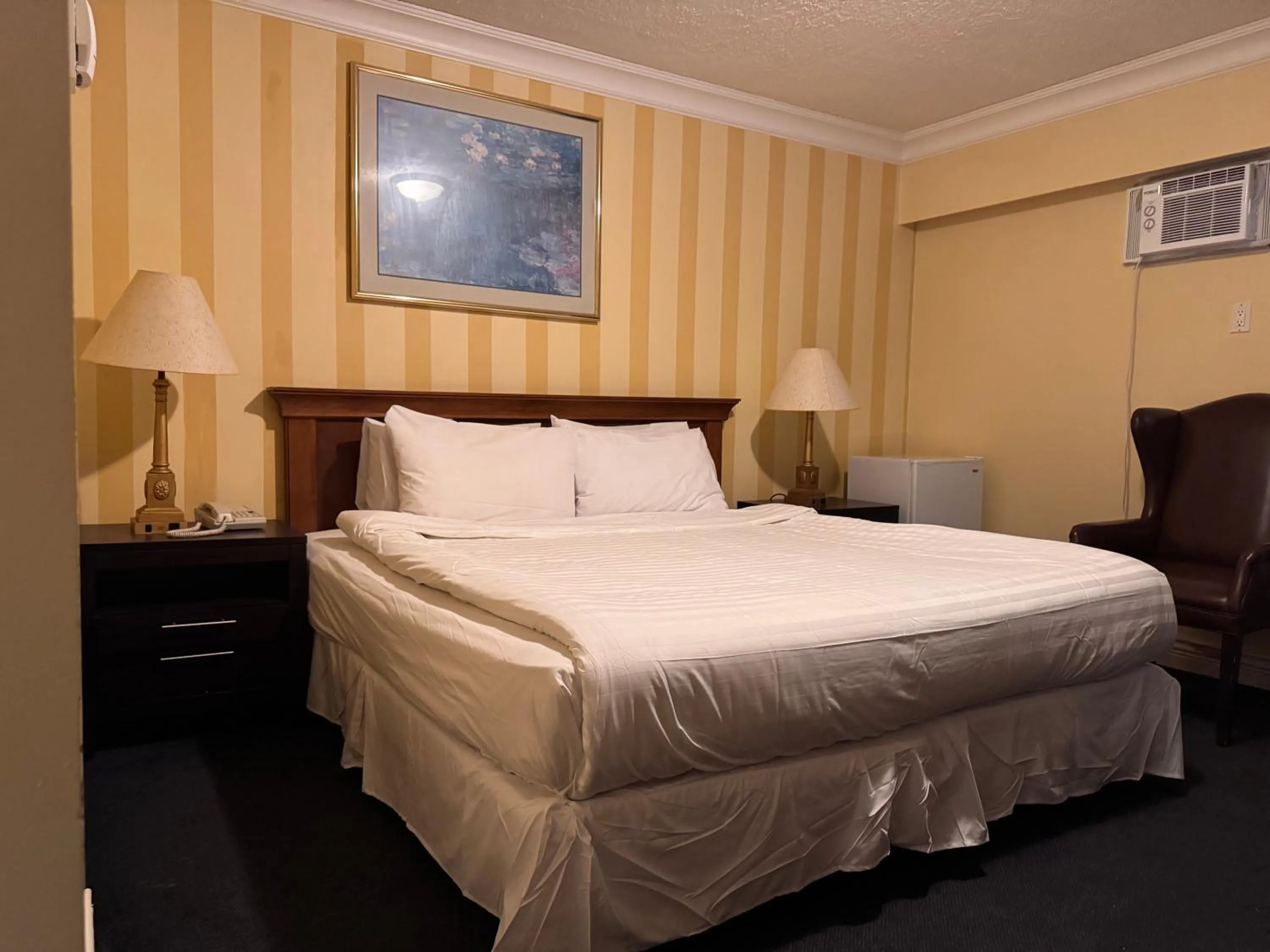 Bedroom, Bed in Island Travel Inn