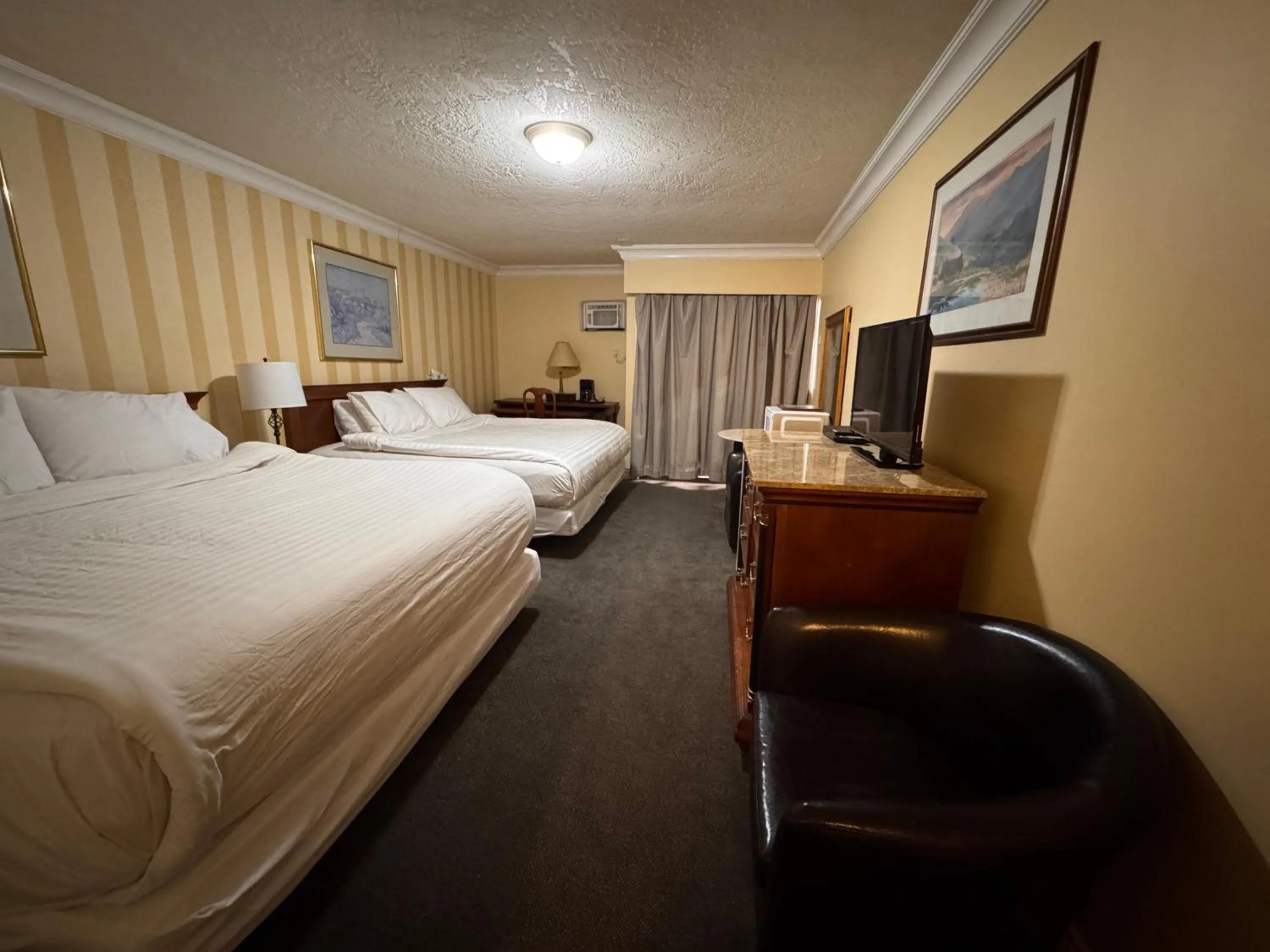 Bedroom, Bed in Island Travel Inn