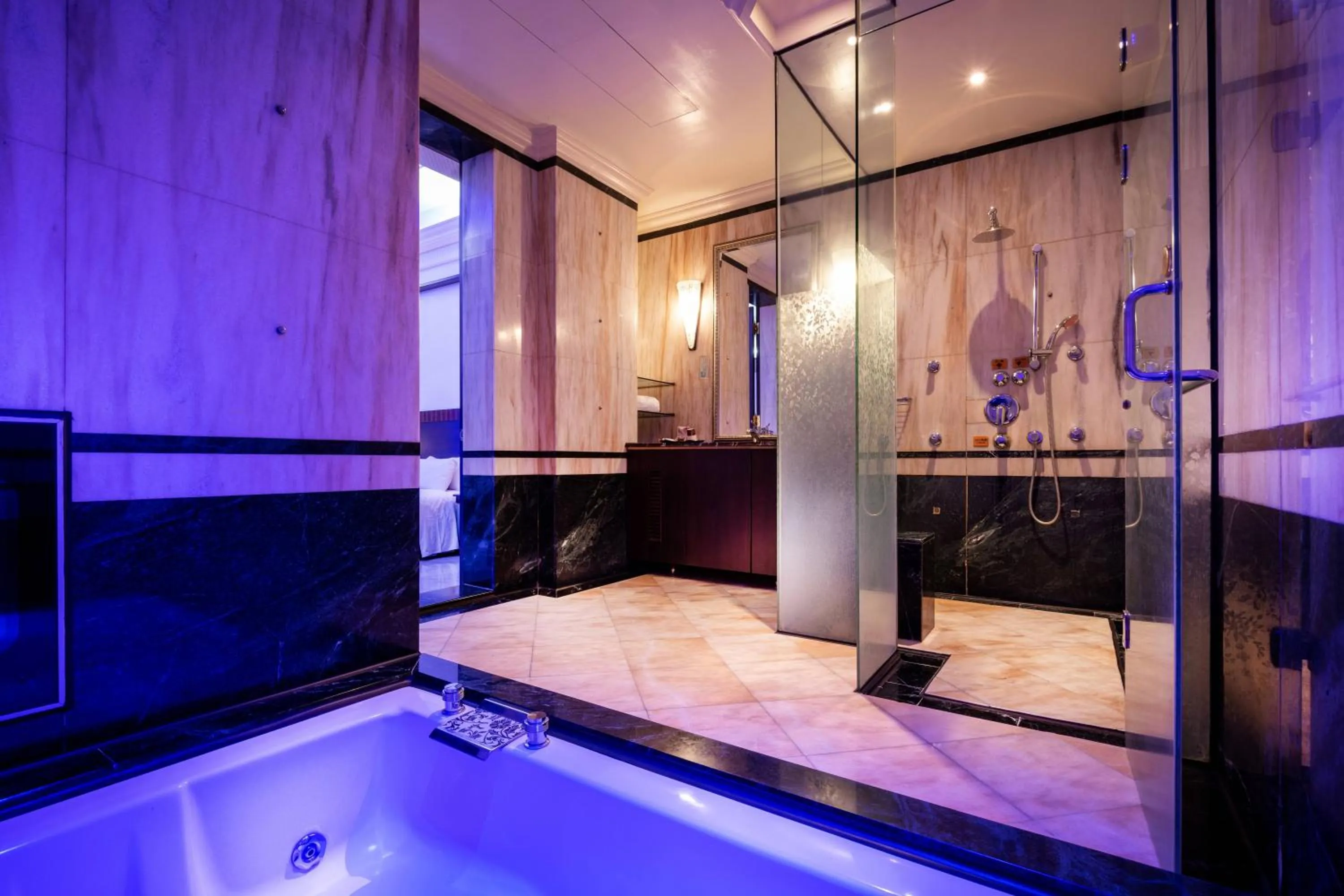 Bathroom, Bed in 國妃鷹堡時尚健康館King & Princess Motel