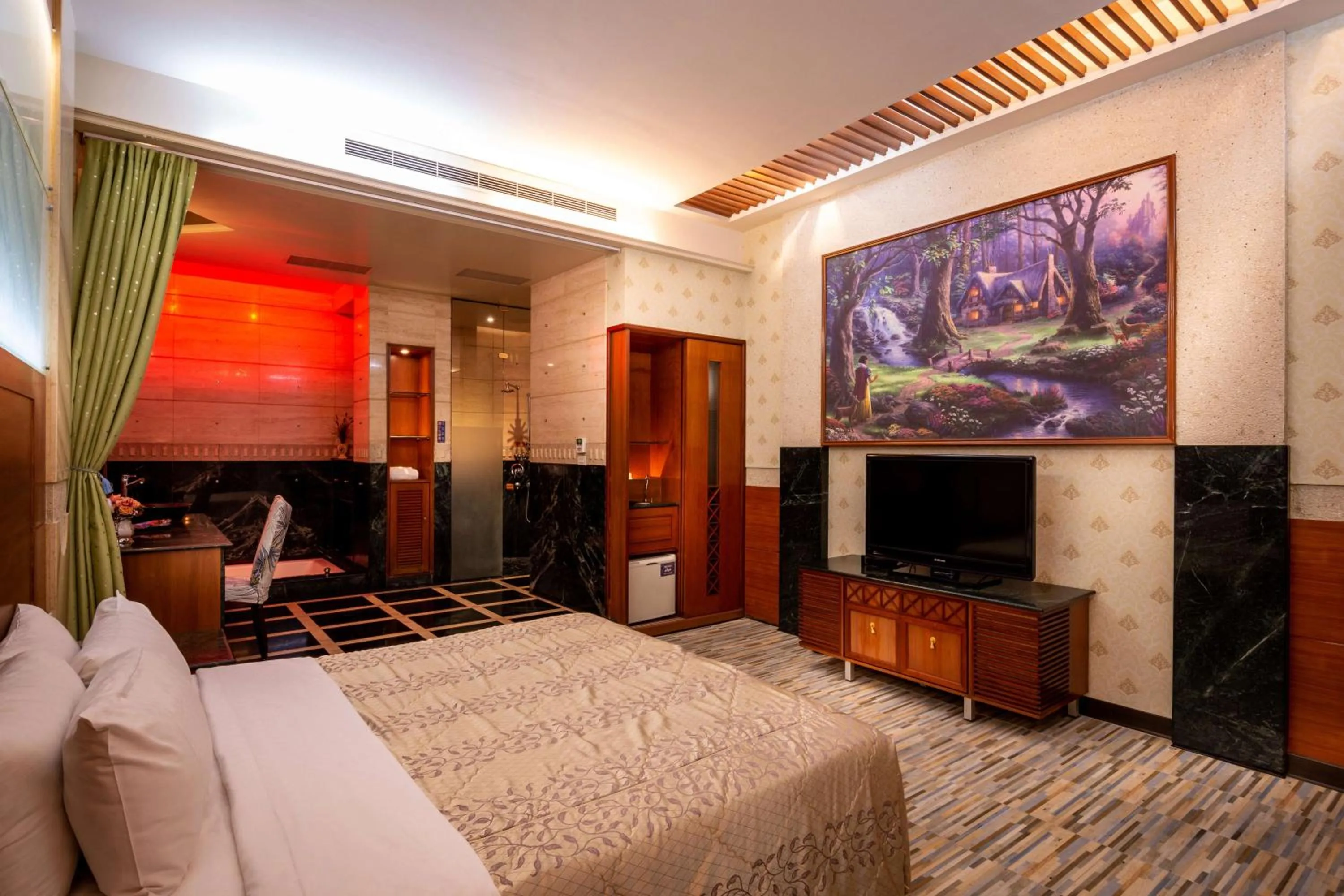 Bathroom, Bed in 國妃鷹堡時尚健康館King & Princess Motel