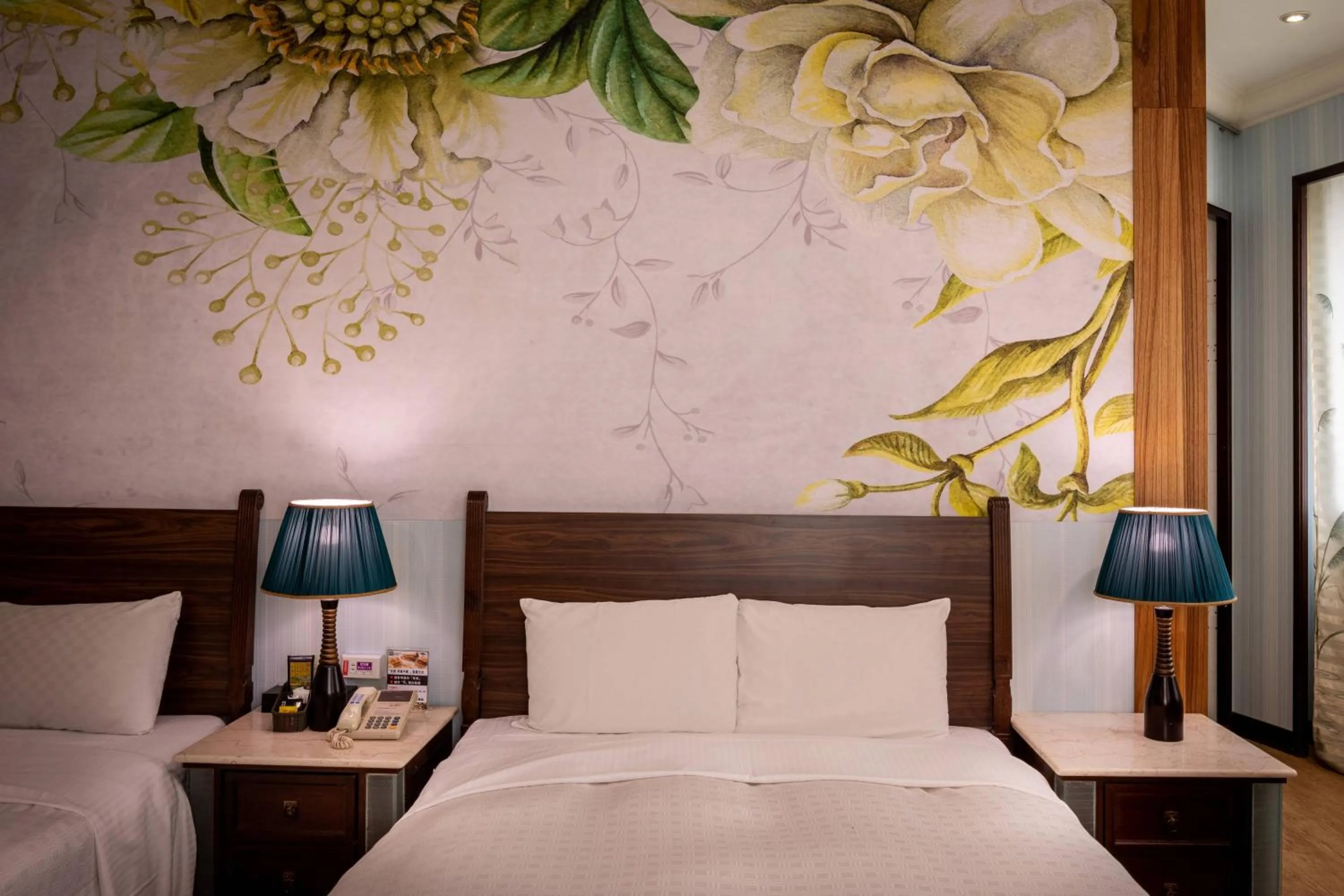 People, Bed in 國妃鷹堡時尚健康館King & Princess Motel